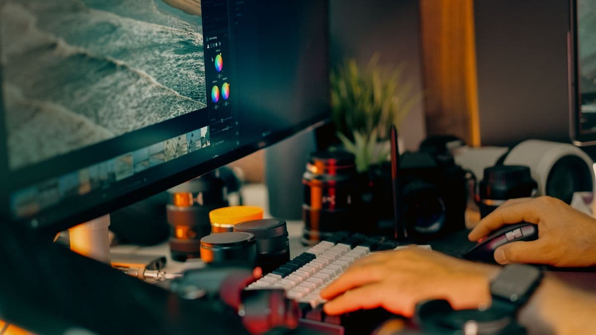 Estação de trabalho com Photoshop e ferramentas de edição abertas na tela