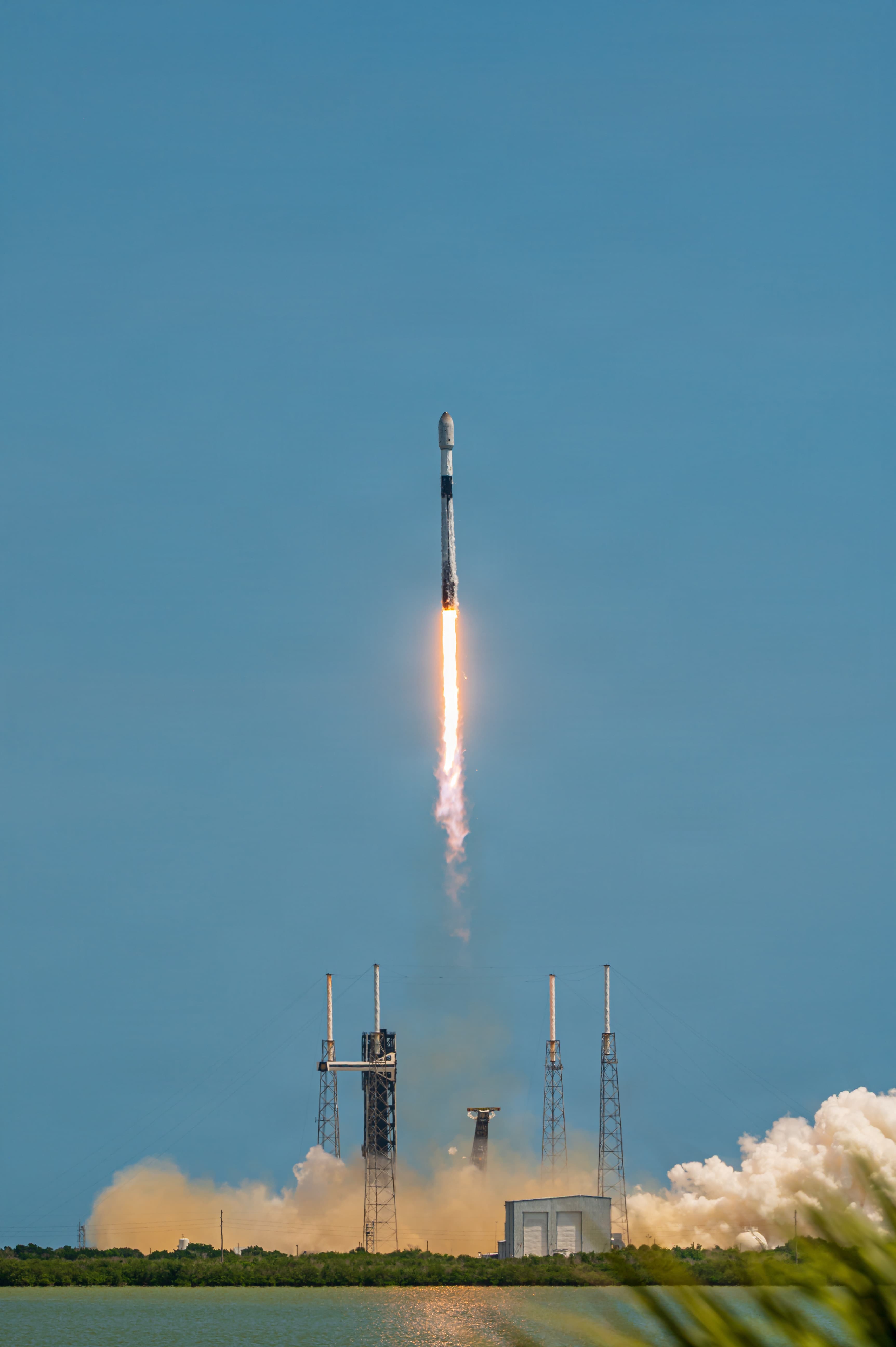 Falcon 9 da SpaceX decolando em Cabo Canaveral, sinalizando o novo ciclo da empresa em IA pós aquisição da Cursor