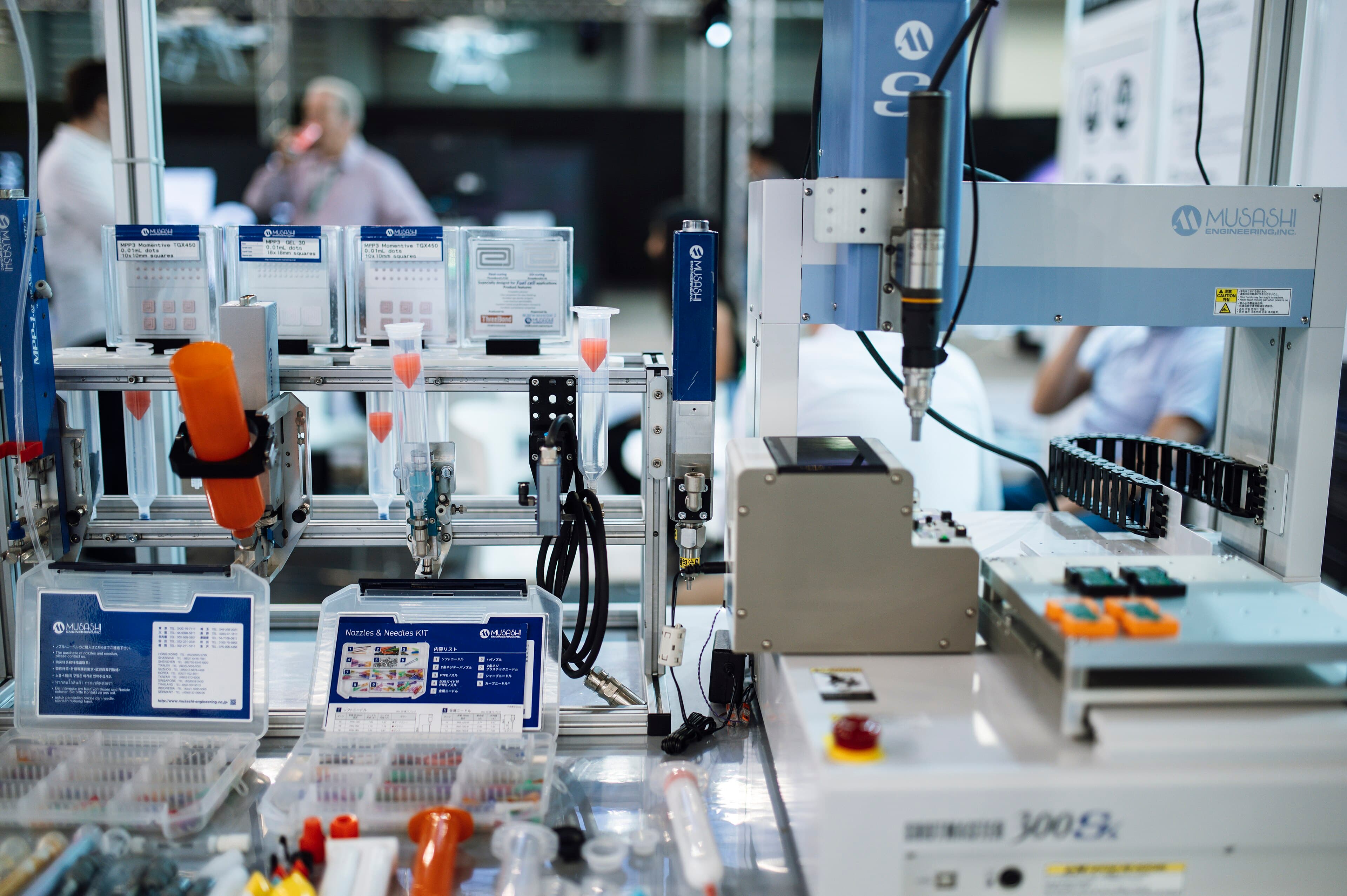 Braço robótico e equipamentos de laboratório em bancada