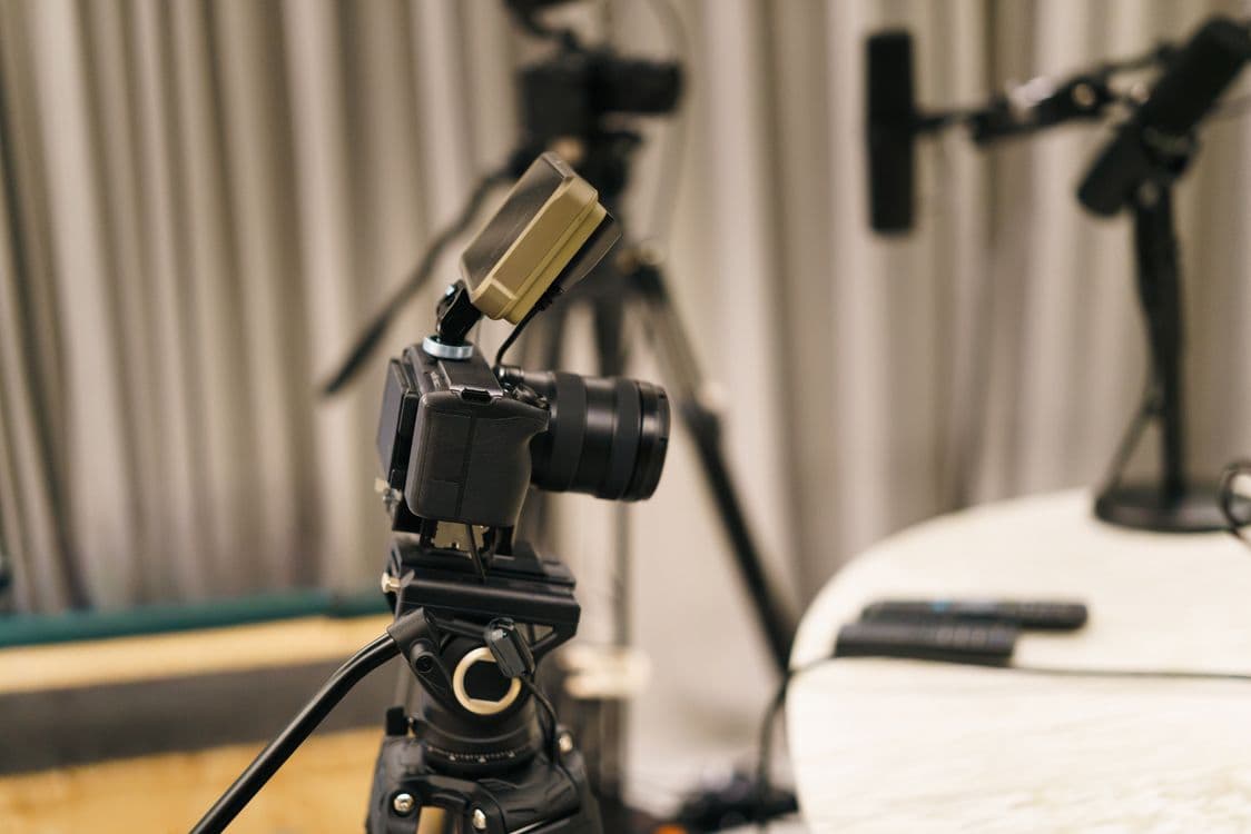 Estúdio de podcast com câmera e microfone em close