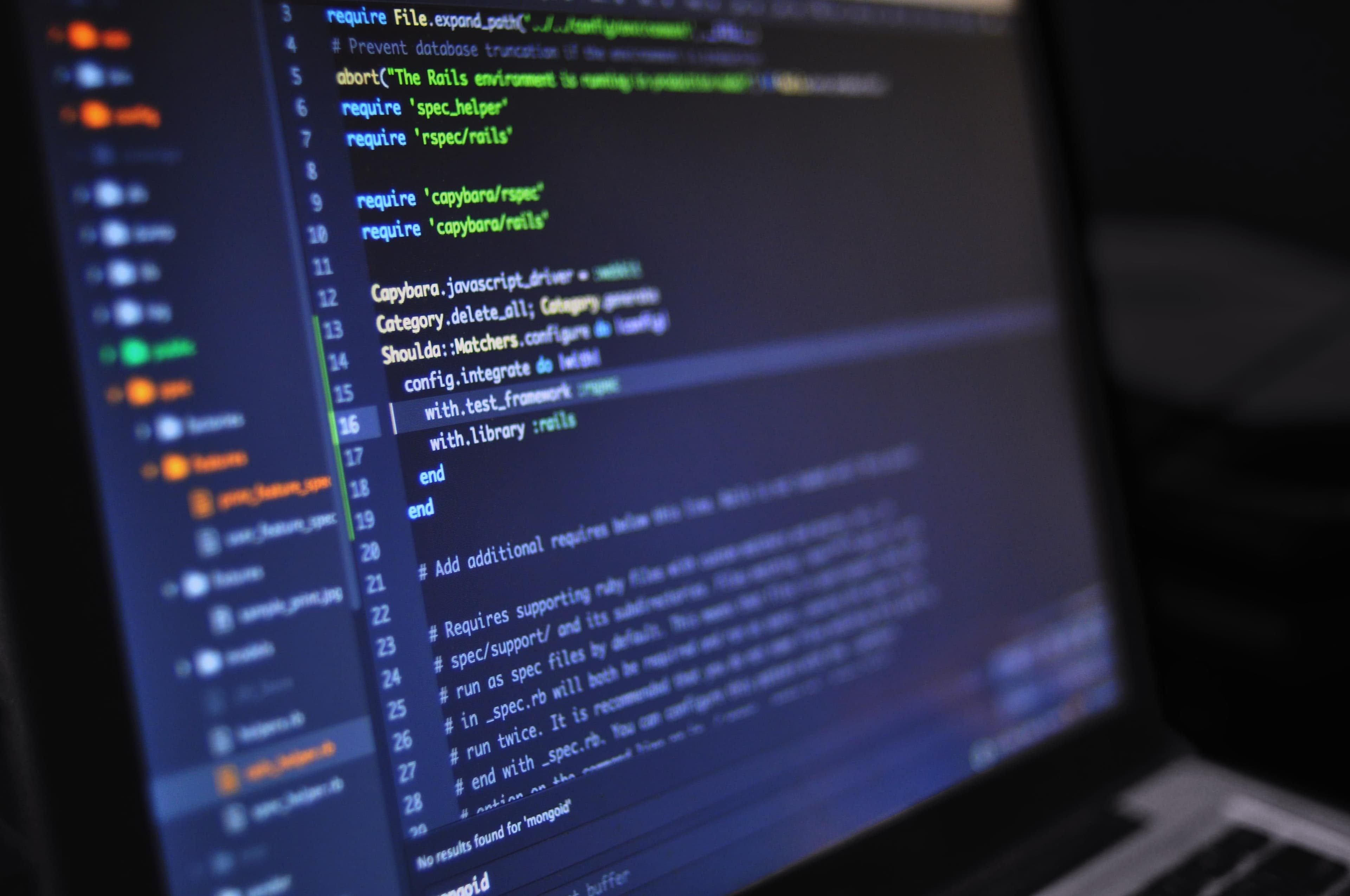 Tela de computador com código, representando análise de uso do Claude