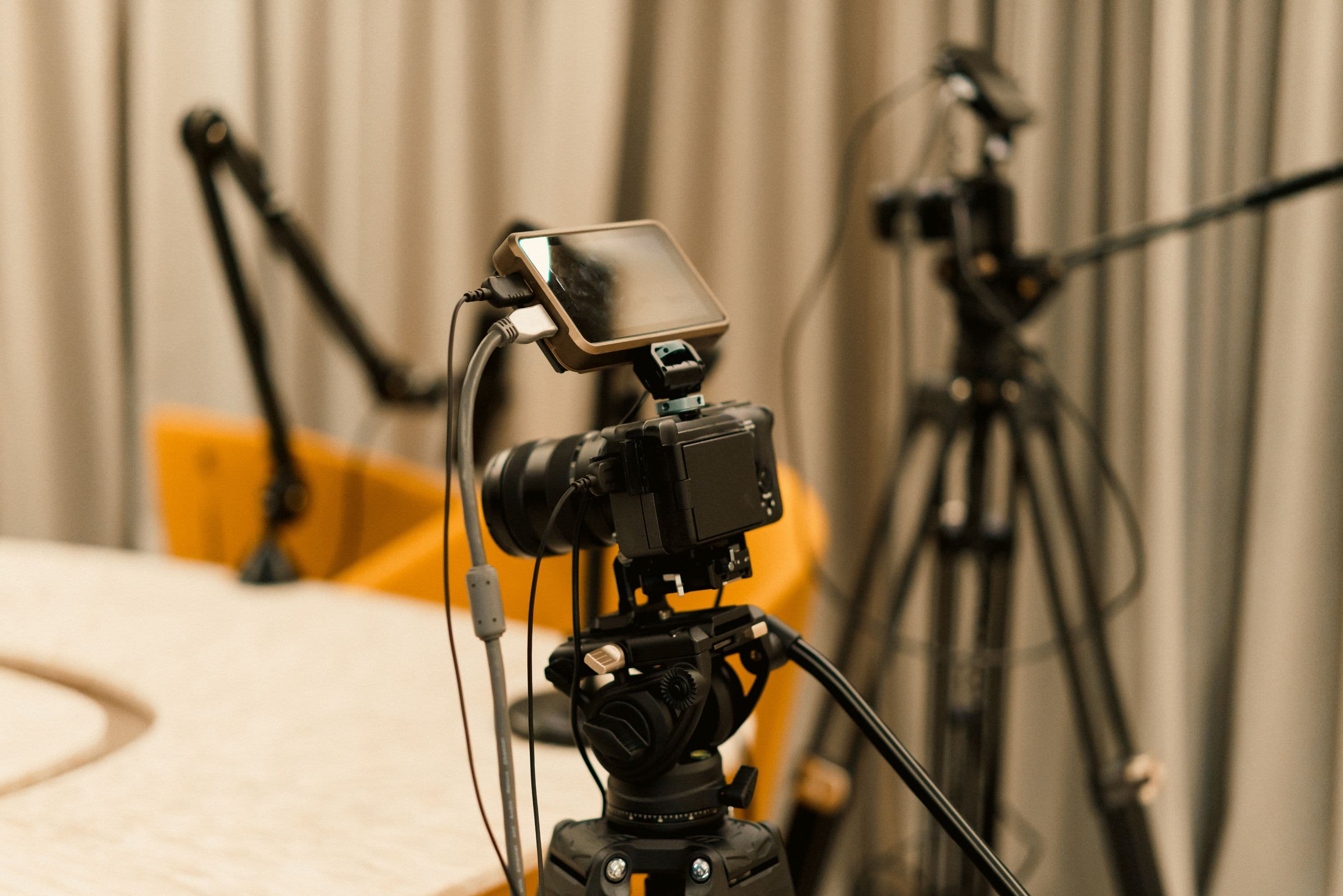 Setup de estúdio profissional com câmeras e microfones para livestream