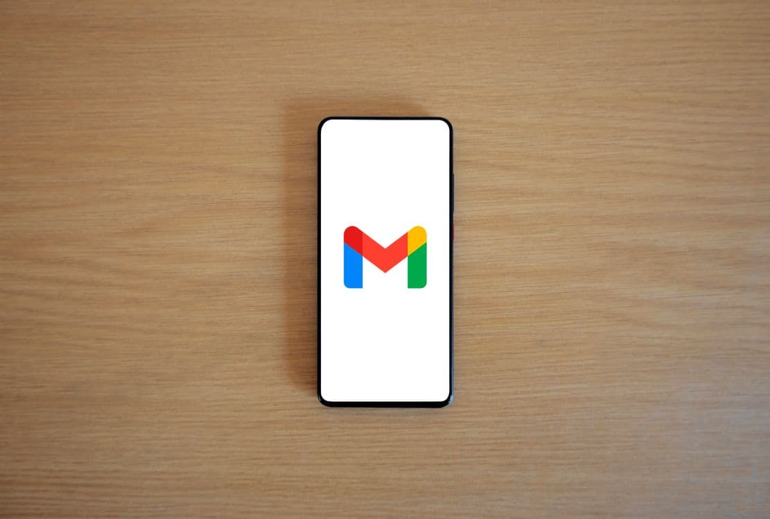 Logo do Gmail exibido na tela de um smartphone, simbolizando múltiplas contas conectadas