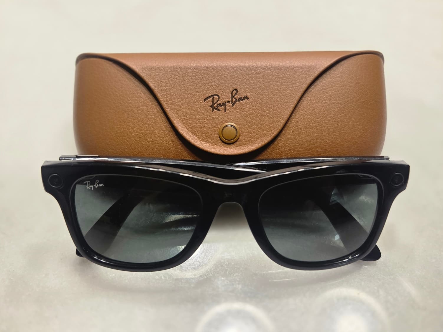 Ray-Ban Meta smart glasses com estojo de carregamento, foco no produto e no design