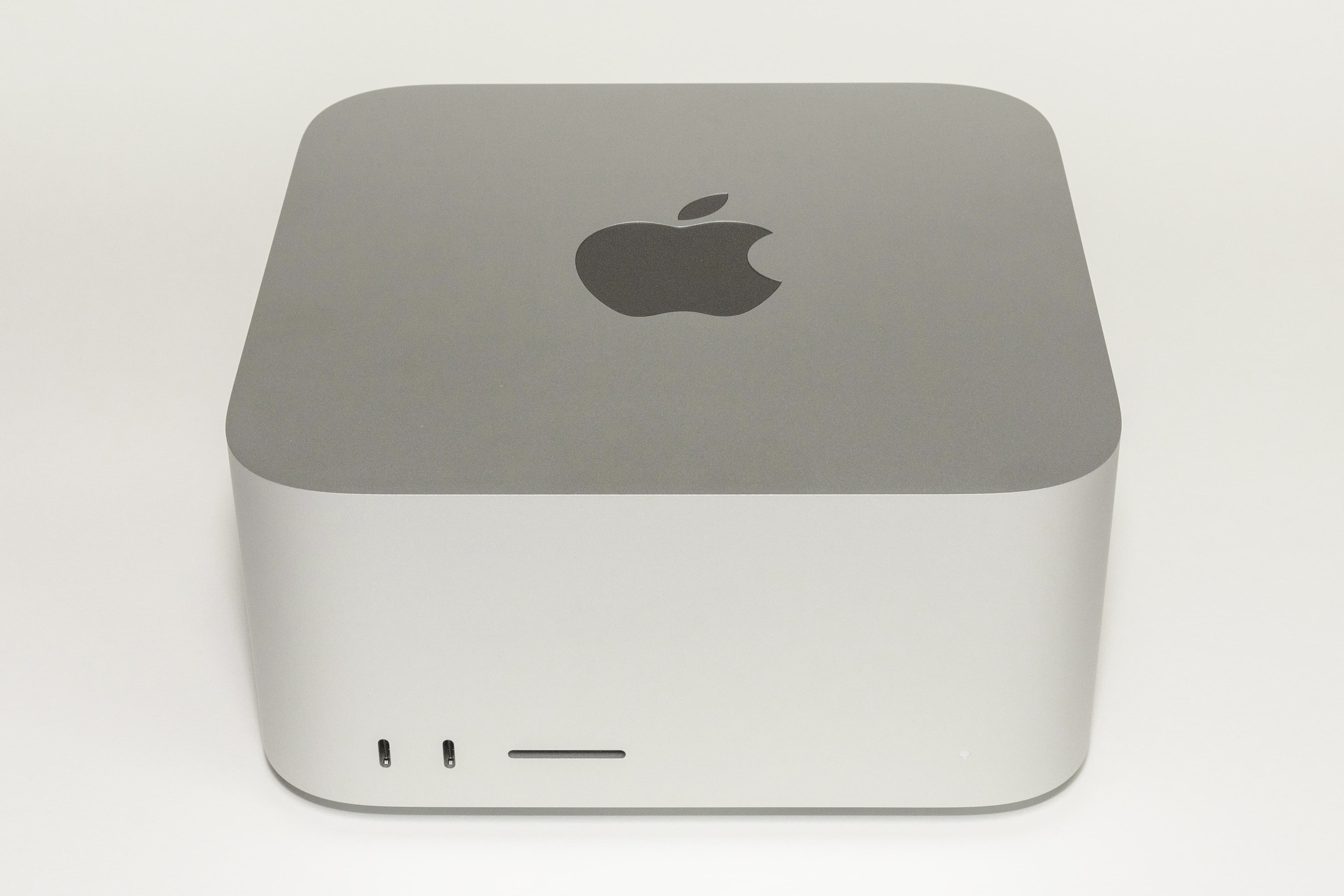 Mac Studio visto de frente, usado como referência para IA local no Mac
