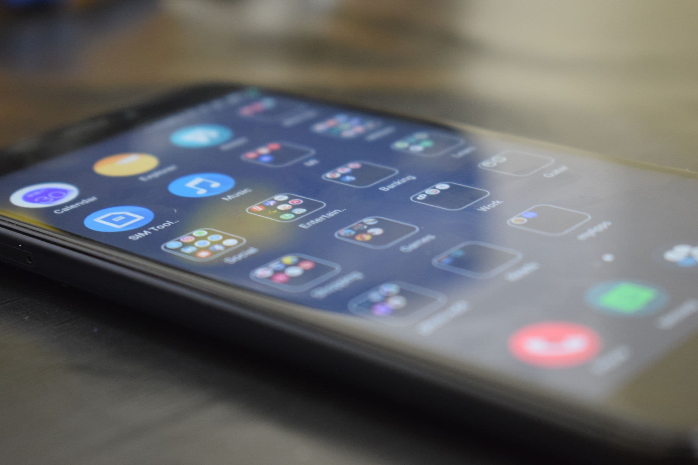 Close-up de smartphone com ícones de aplicativos
