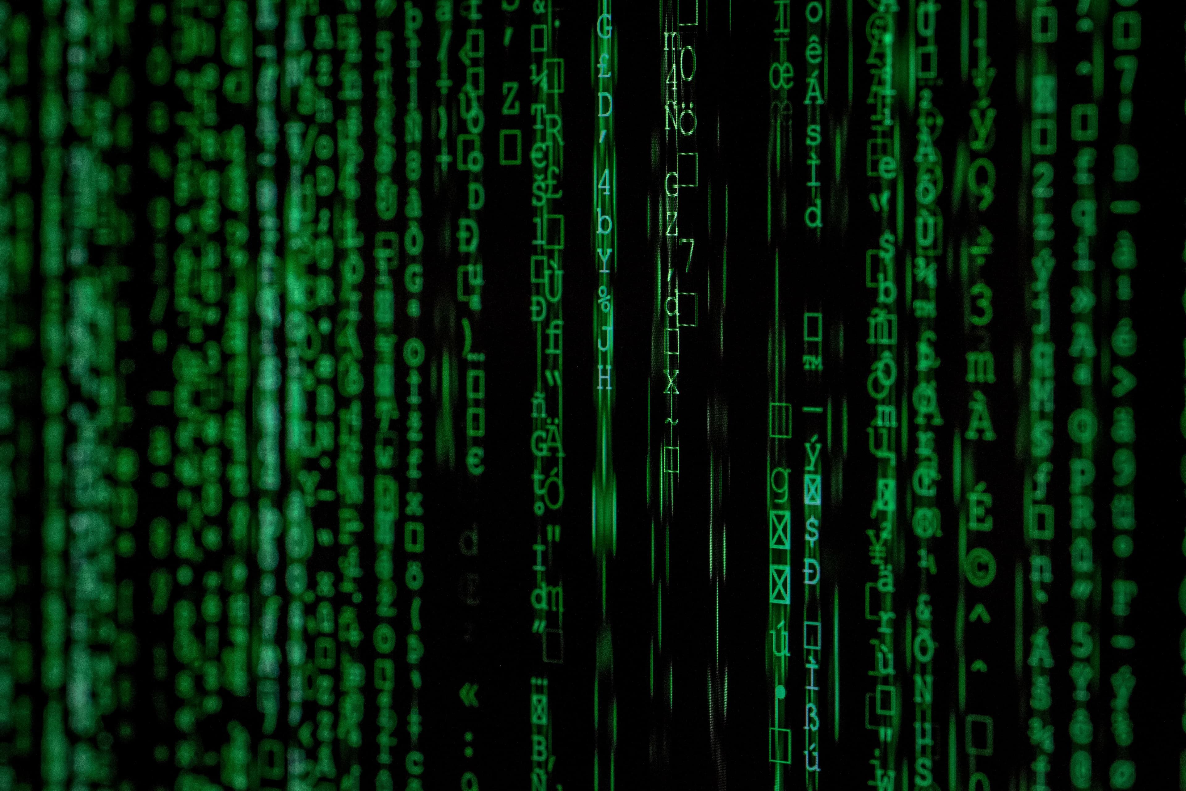 Código verde estilo Matrix representando cibersegurança