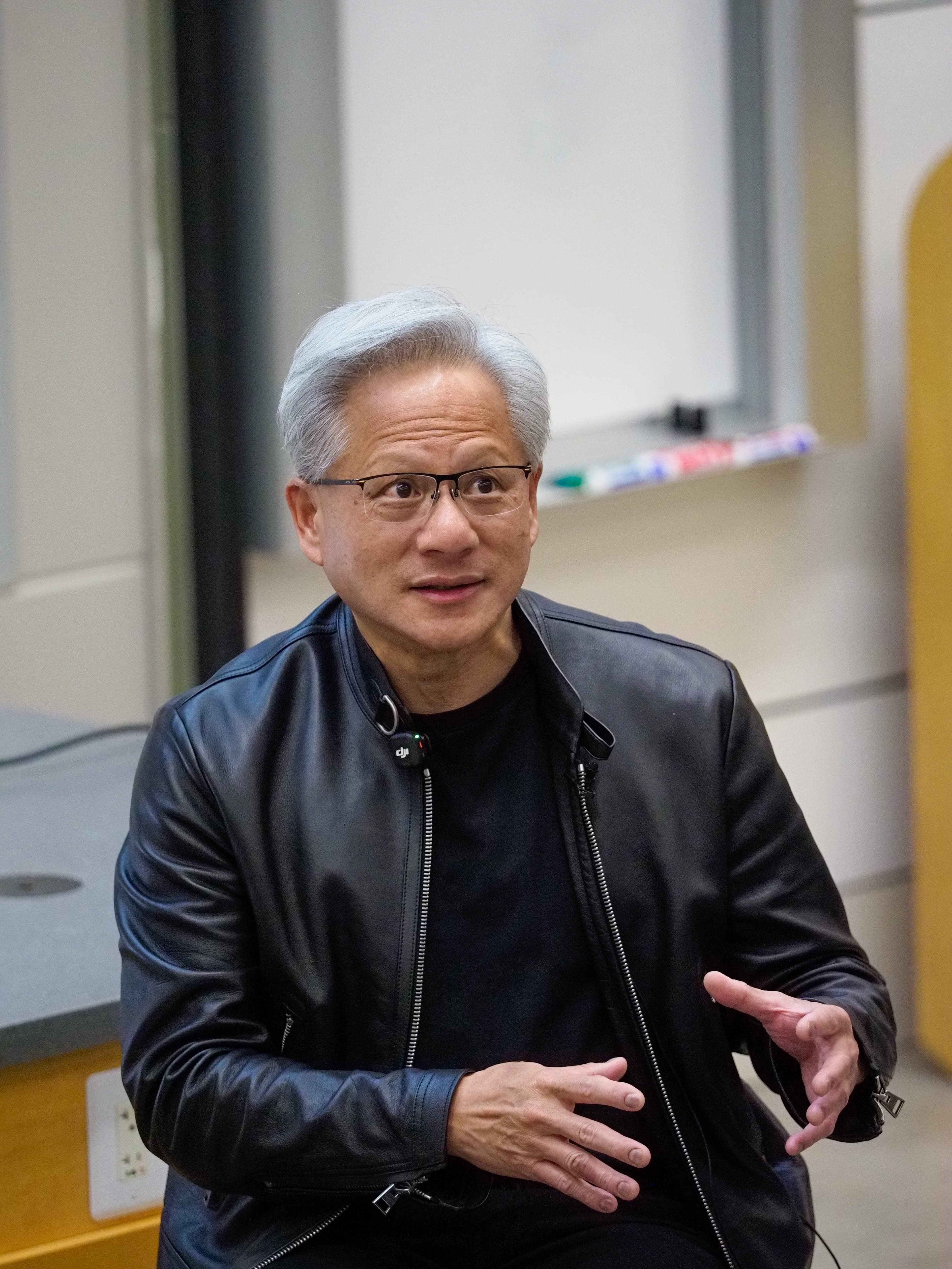 Jensen Huang, CEO da Nvidia, em palestra, vestindo jaqueta preta