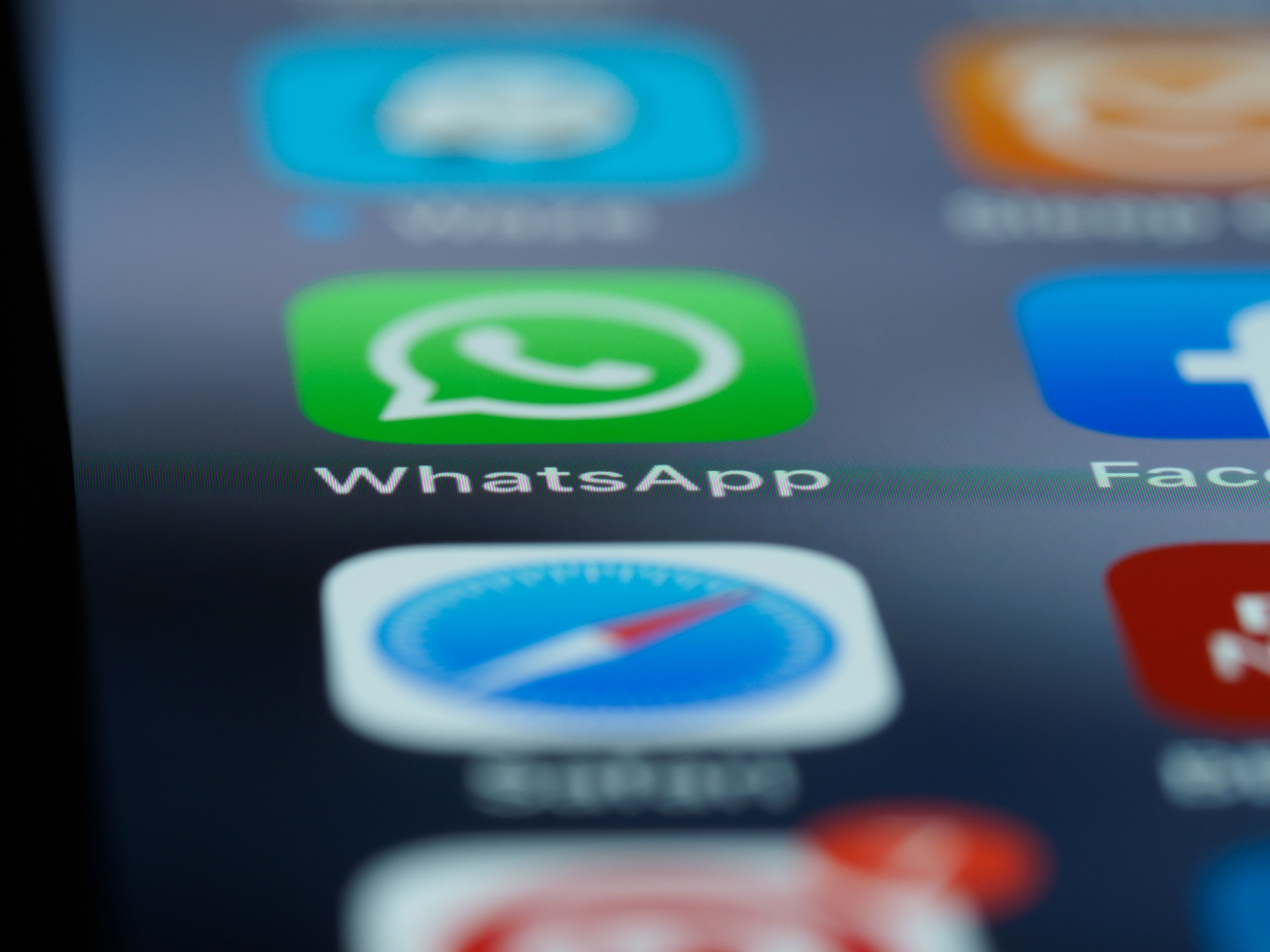 Ícone do WhatsApp em tela de smartphone, close-up