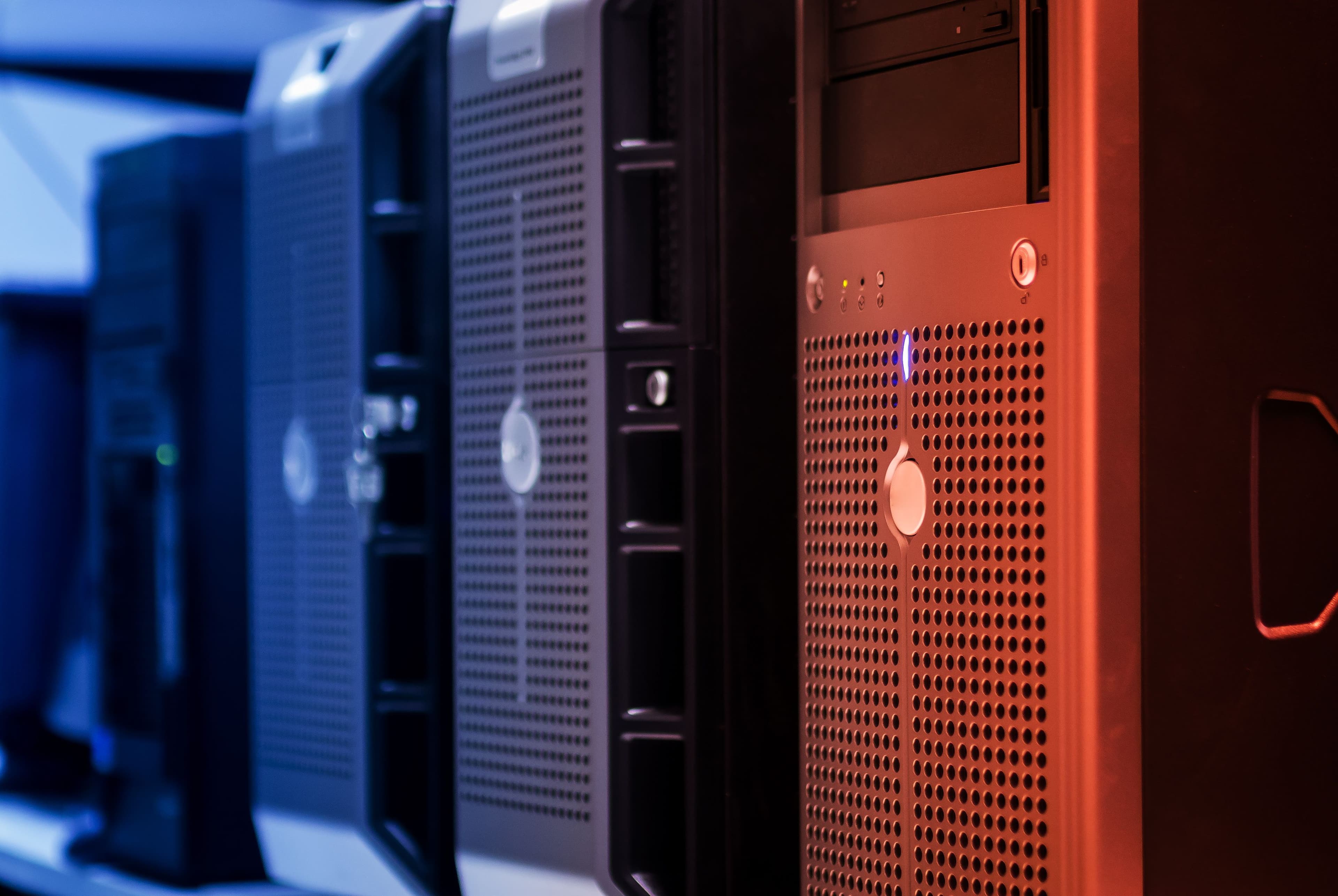 Racks de servidores com iluminação azul e vermelha em data center