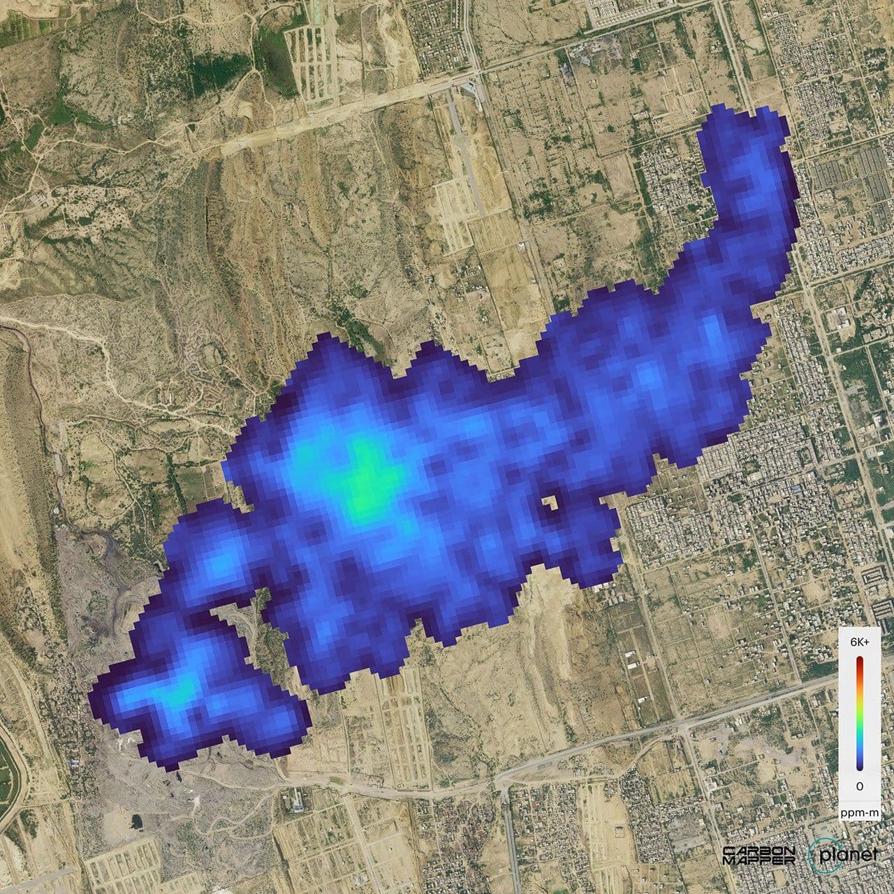 Mapa hiperespectral mostrando pluma de metano detectada por satélite sobre área urbana