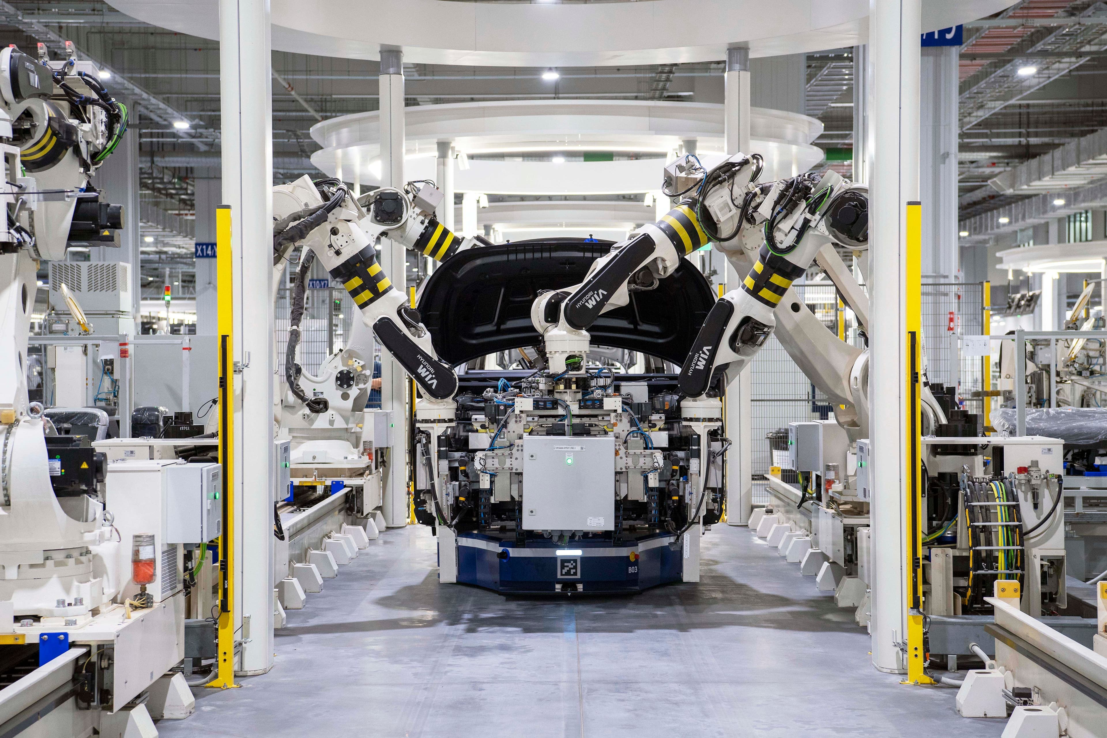 Linha de montagem automatizada com robôs industriais em fábrica