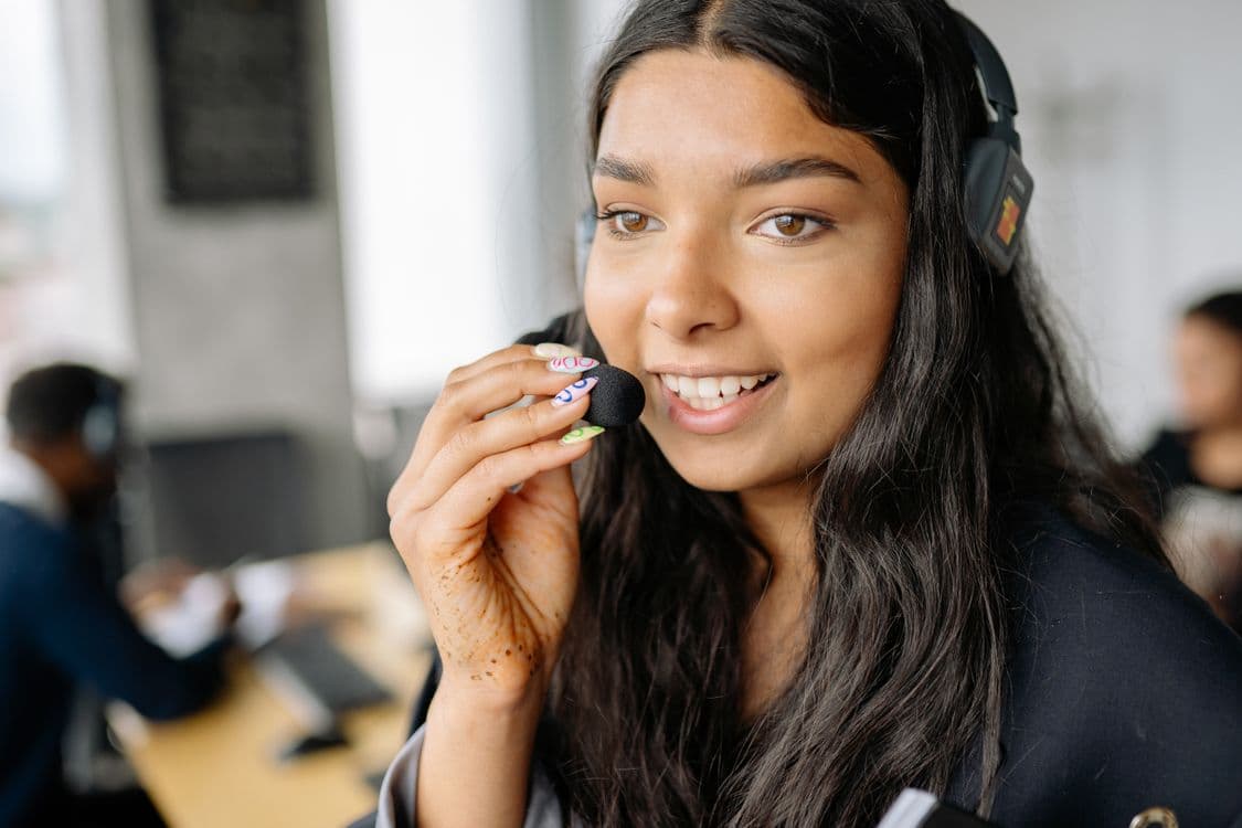 Atendente com headset em operação de chamadas ativas