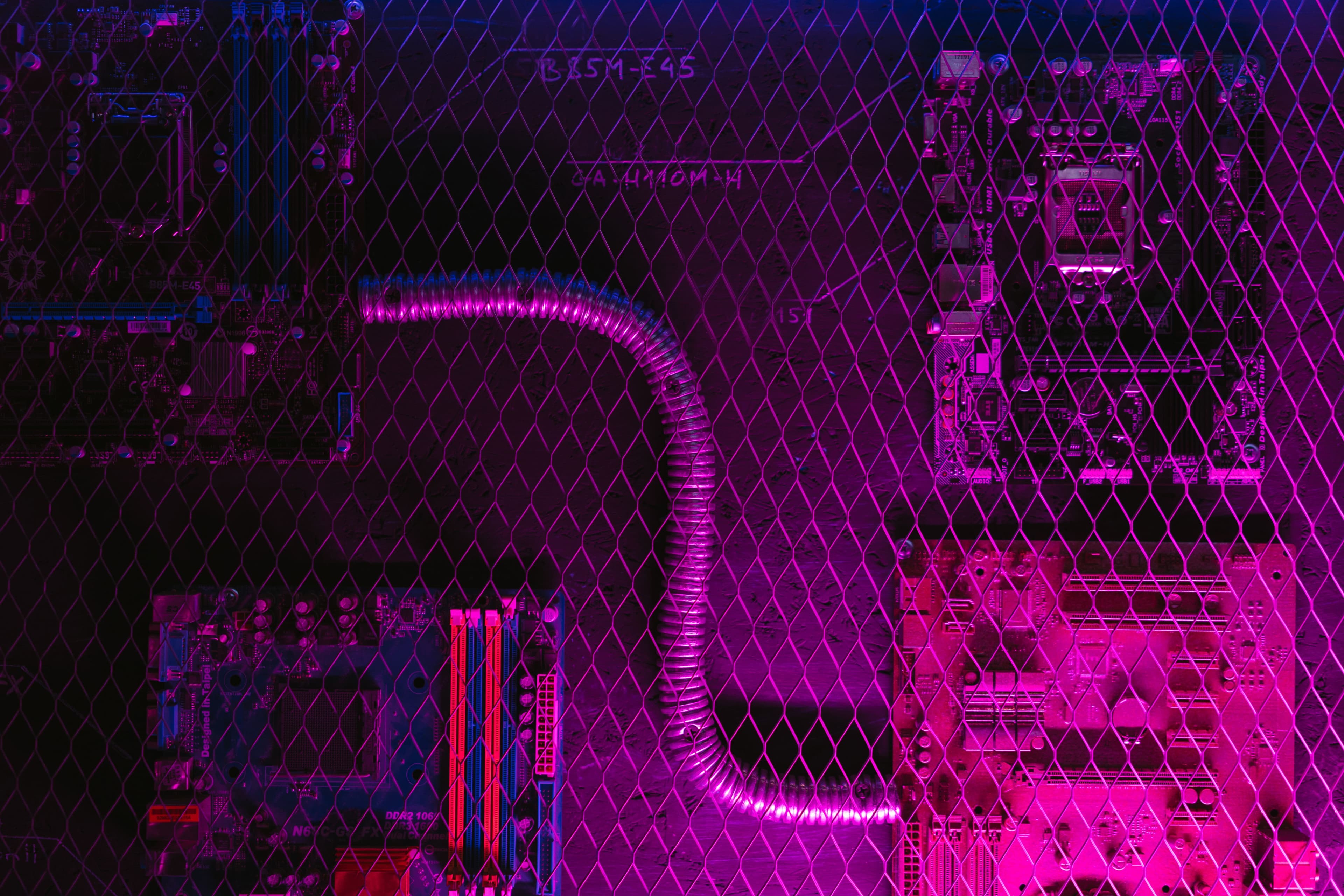 Placas e componentes eletrônicos em fundo magenta, conceito de tecnologia e IA