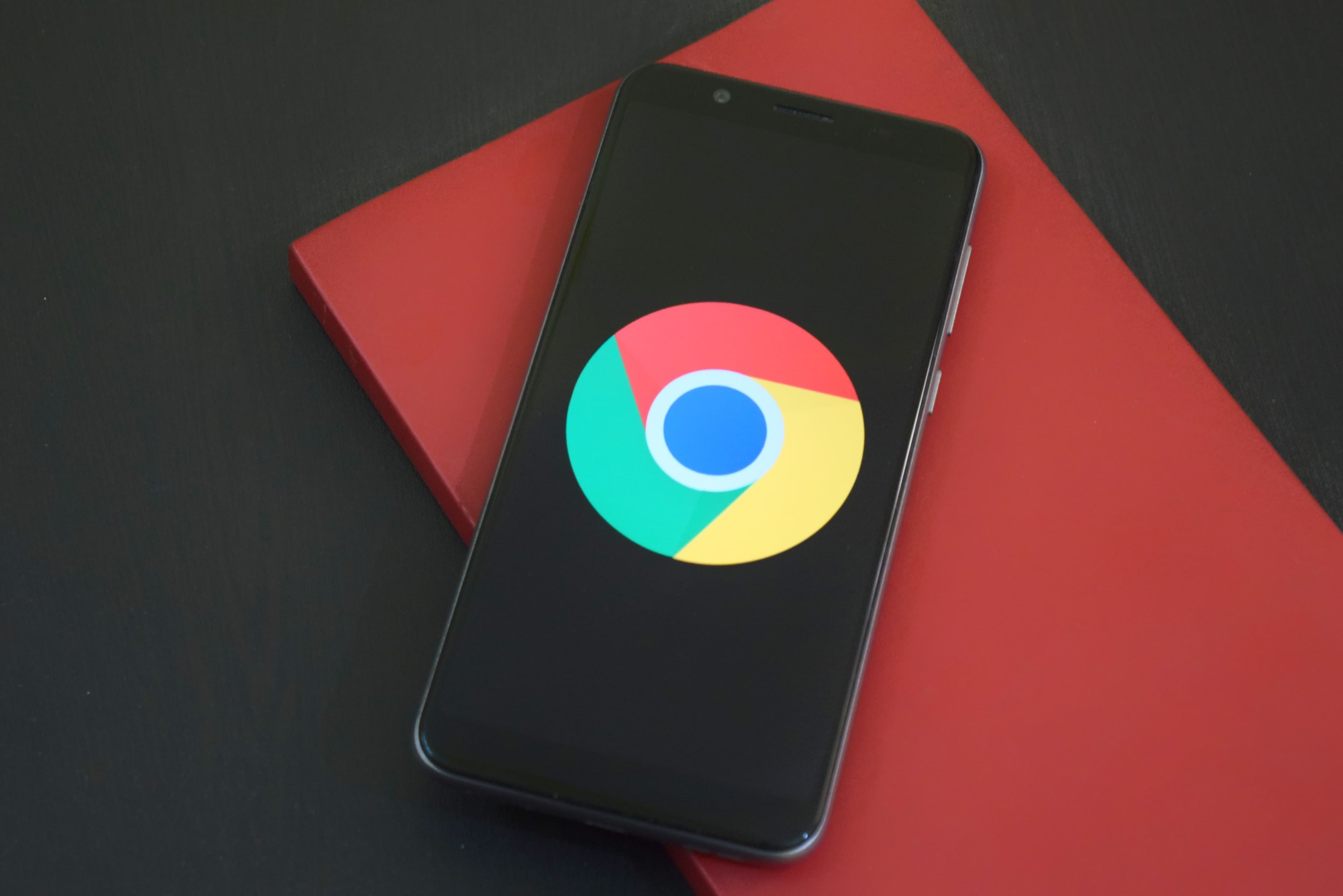 Tela de smartphone com ícones incluindo o Google Chrome