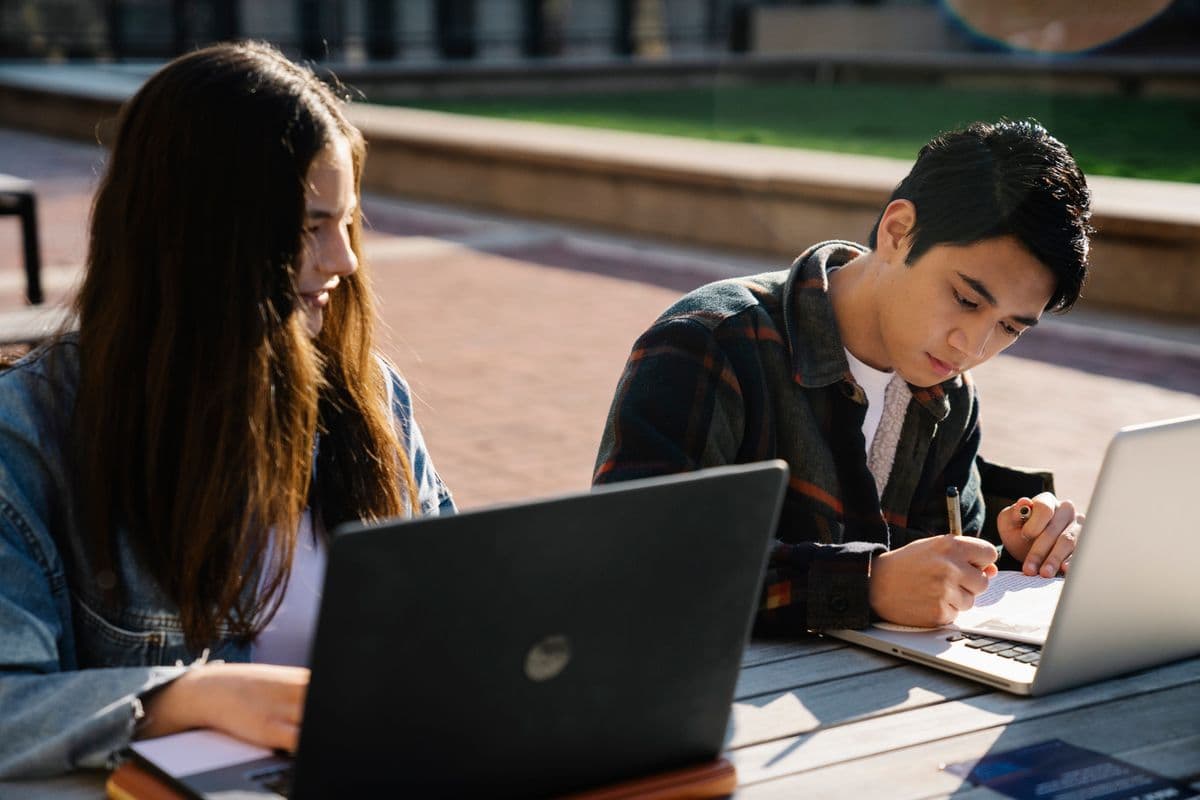 Plano ElevenLabs para estudantes, destaque de IA de voz e agentes