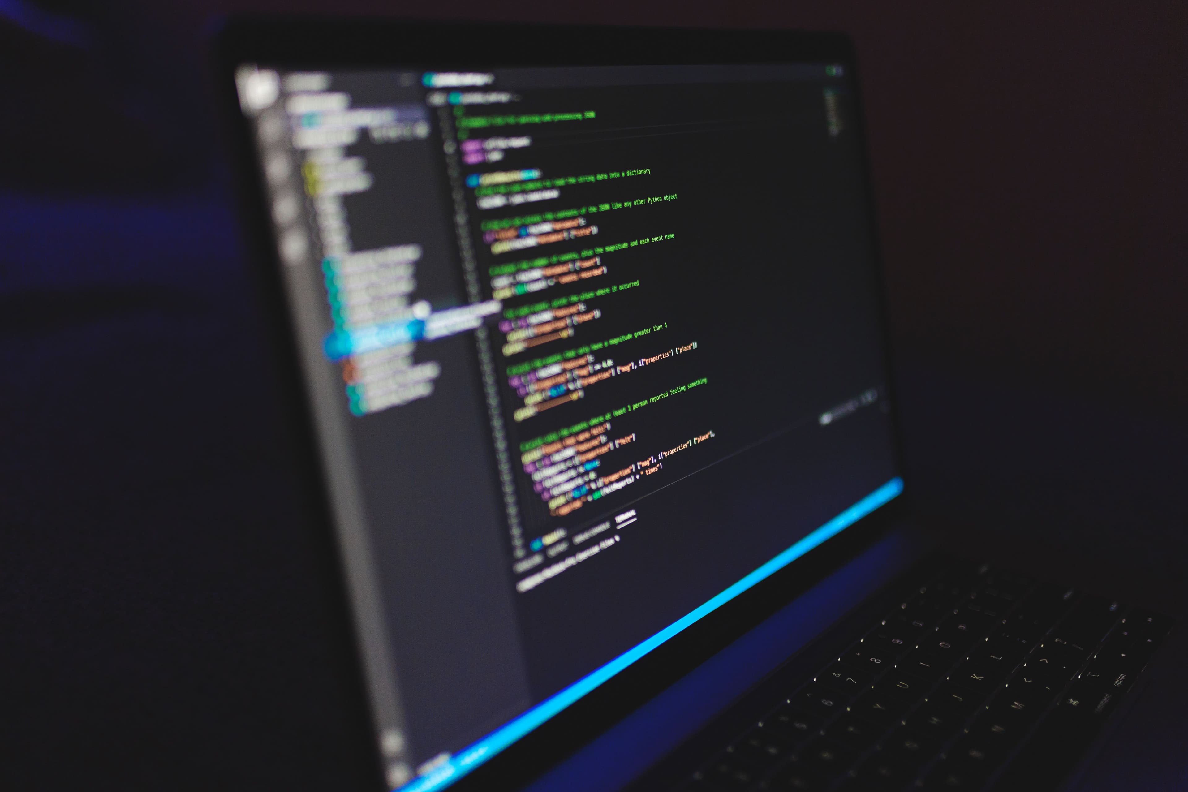 Tela de laptop com código em destaque, simbolizando fluxos de desenvolvimento contínuos