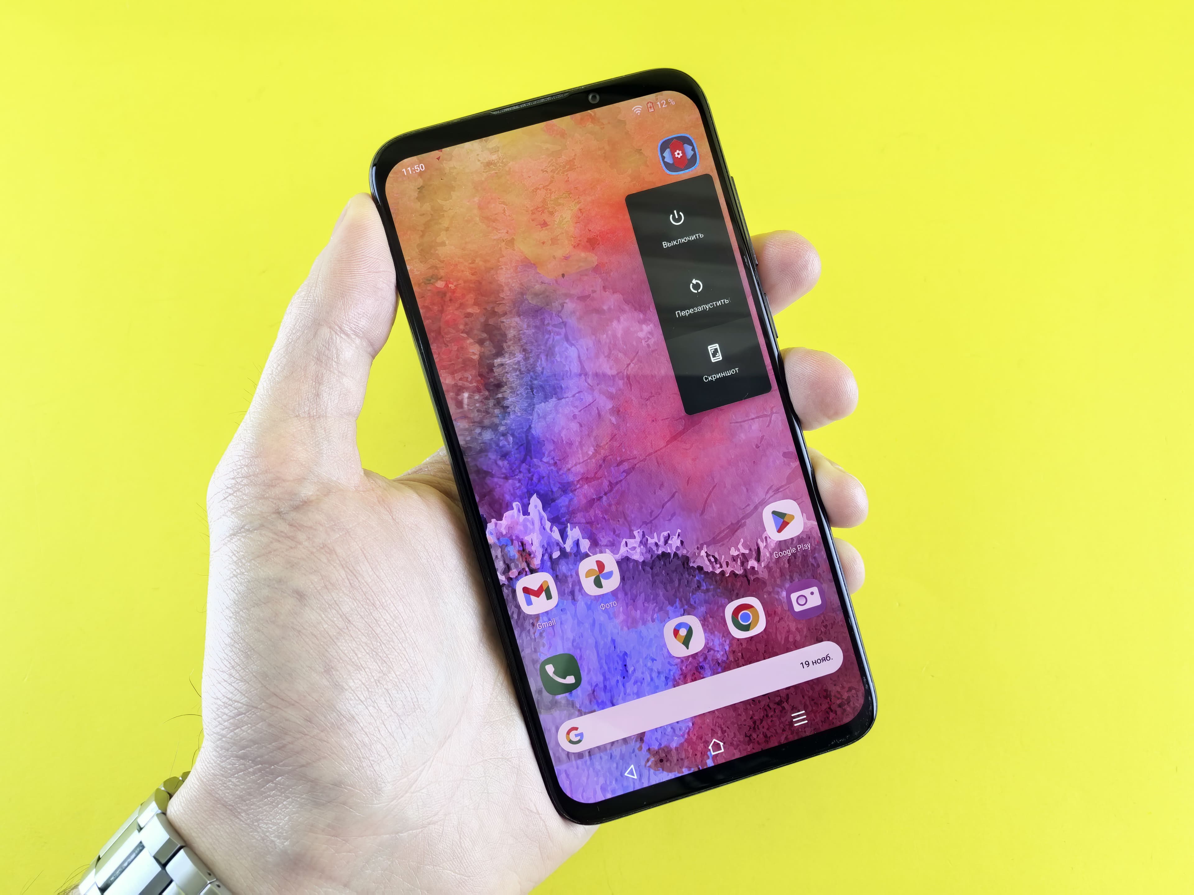 Mão segurando smartphone com tela inicial de apps, conceito de App Store e downloads