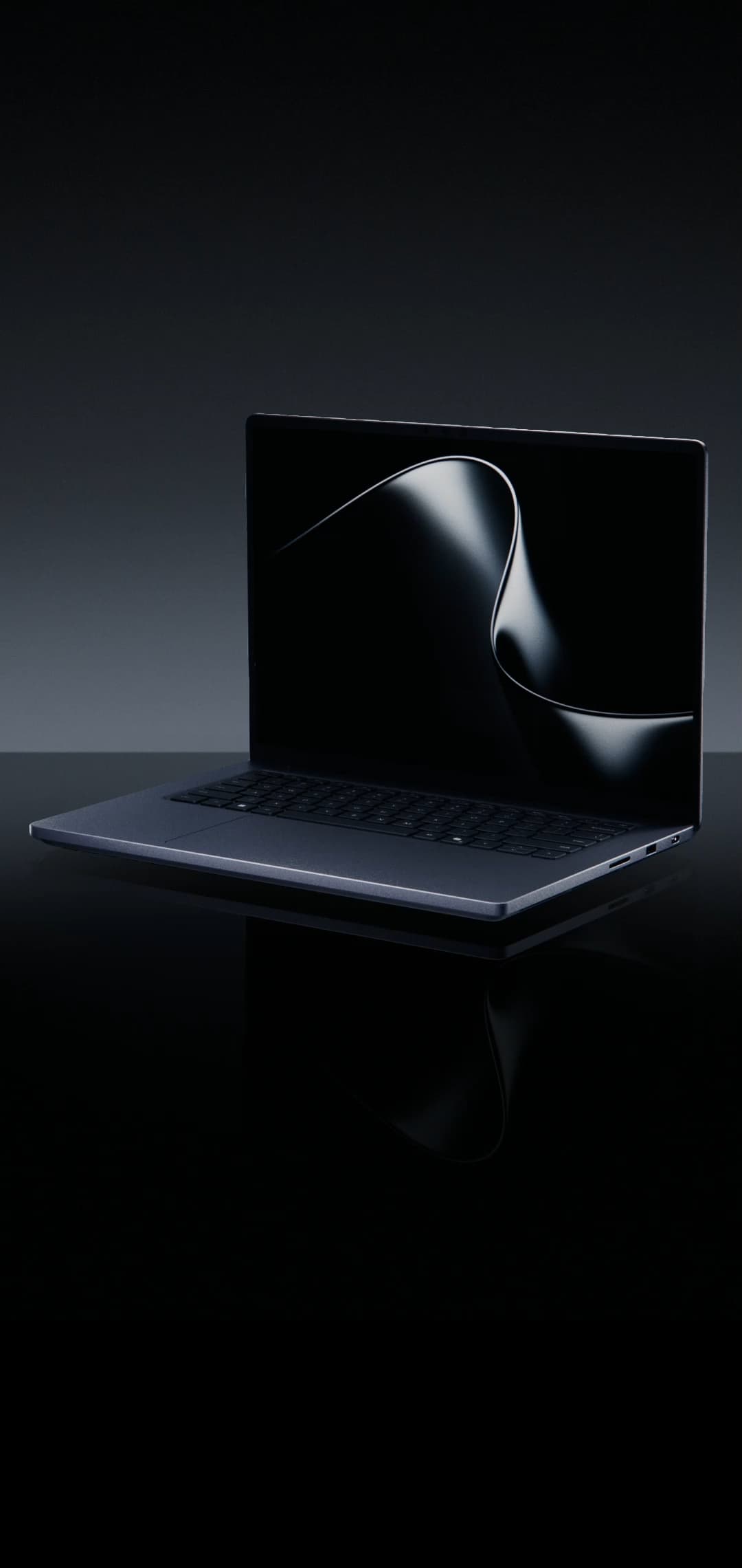 Microsoft Surface Laptop Ultra com tela aberta em cenário escuro