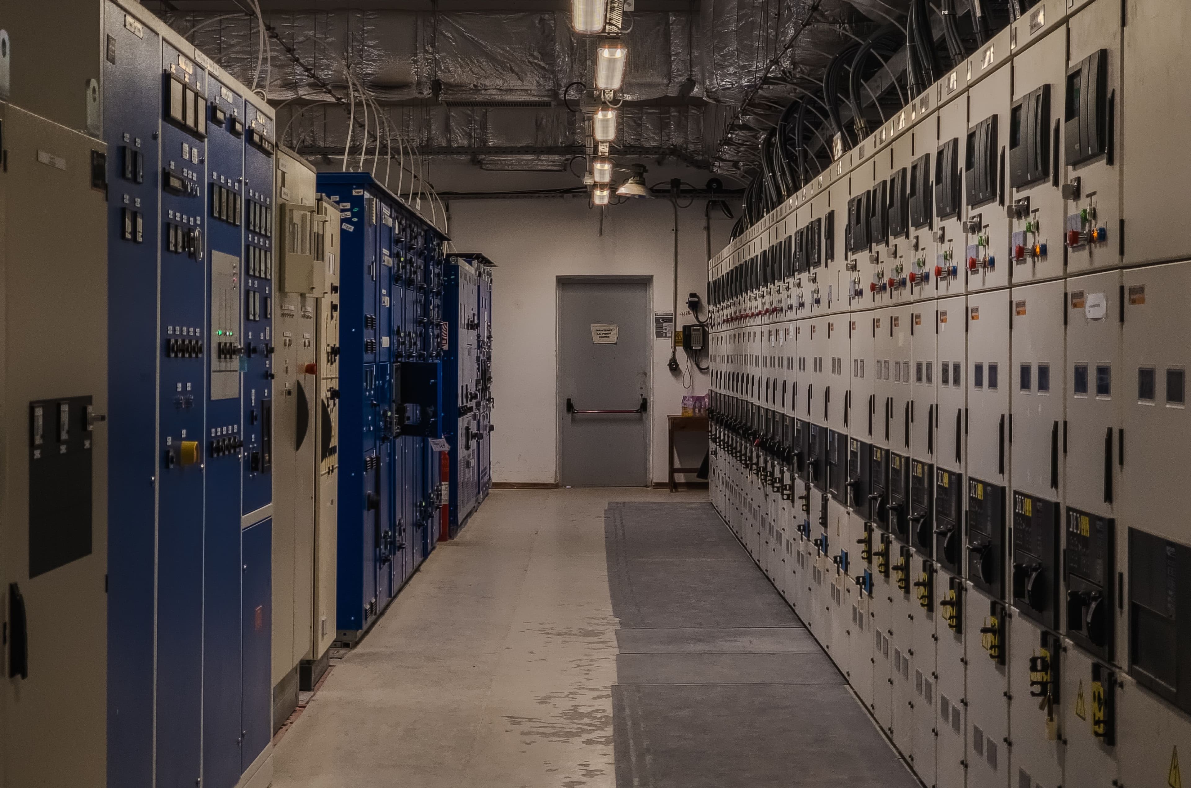 Sala de controle industrial com painéis elétricos, simbolizando defesa de infraestrutura crítica