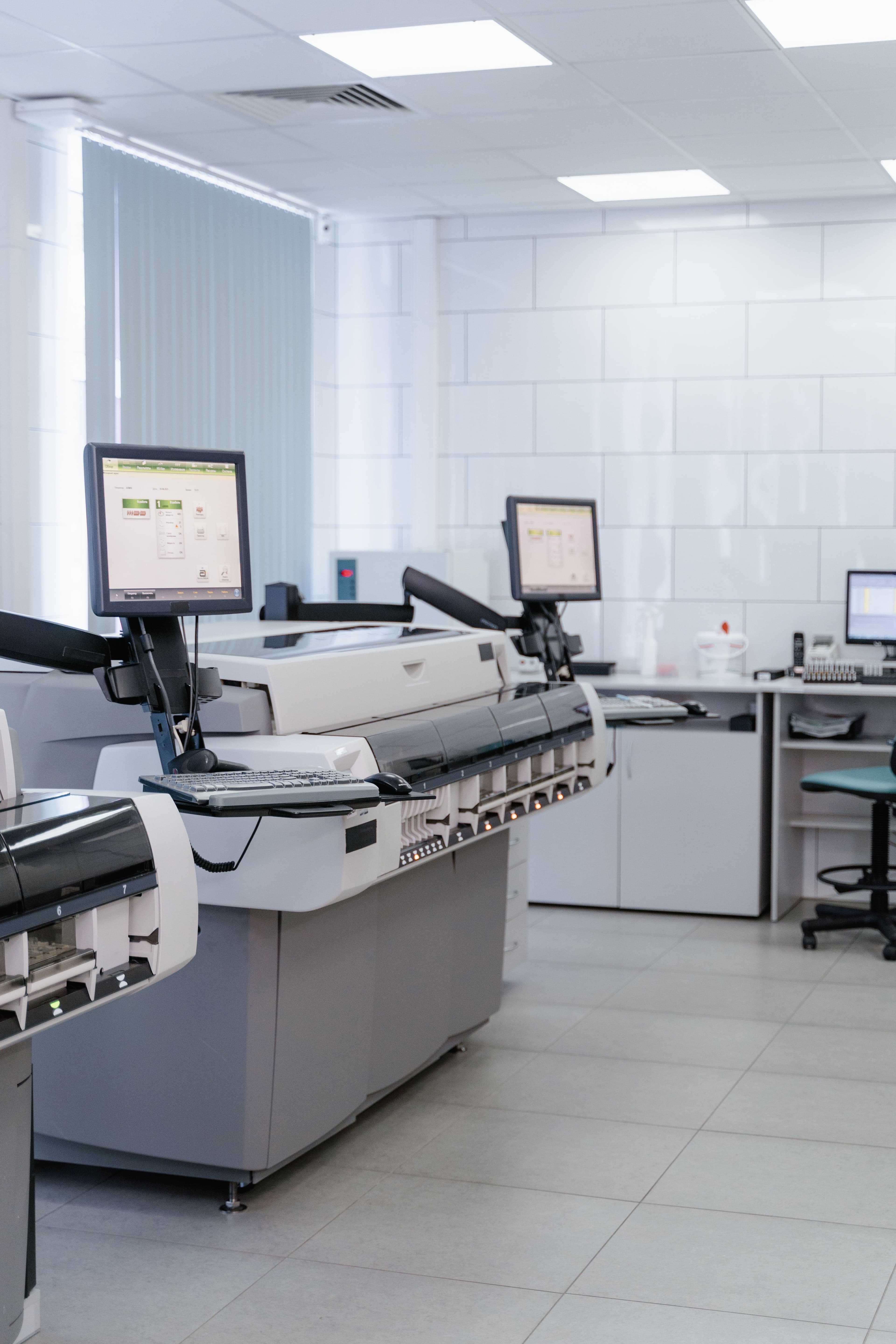 Laboratório moderno com equipamentos e computadores