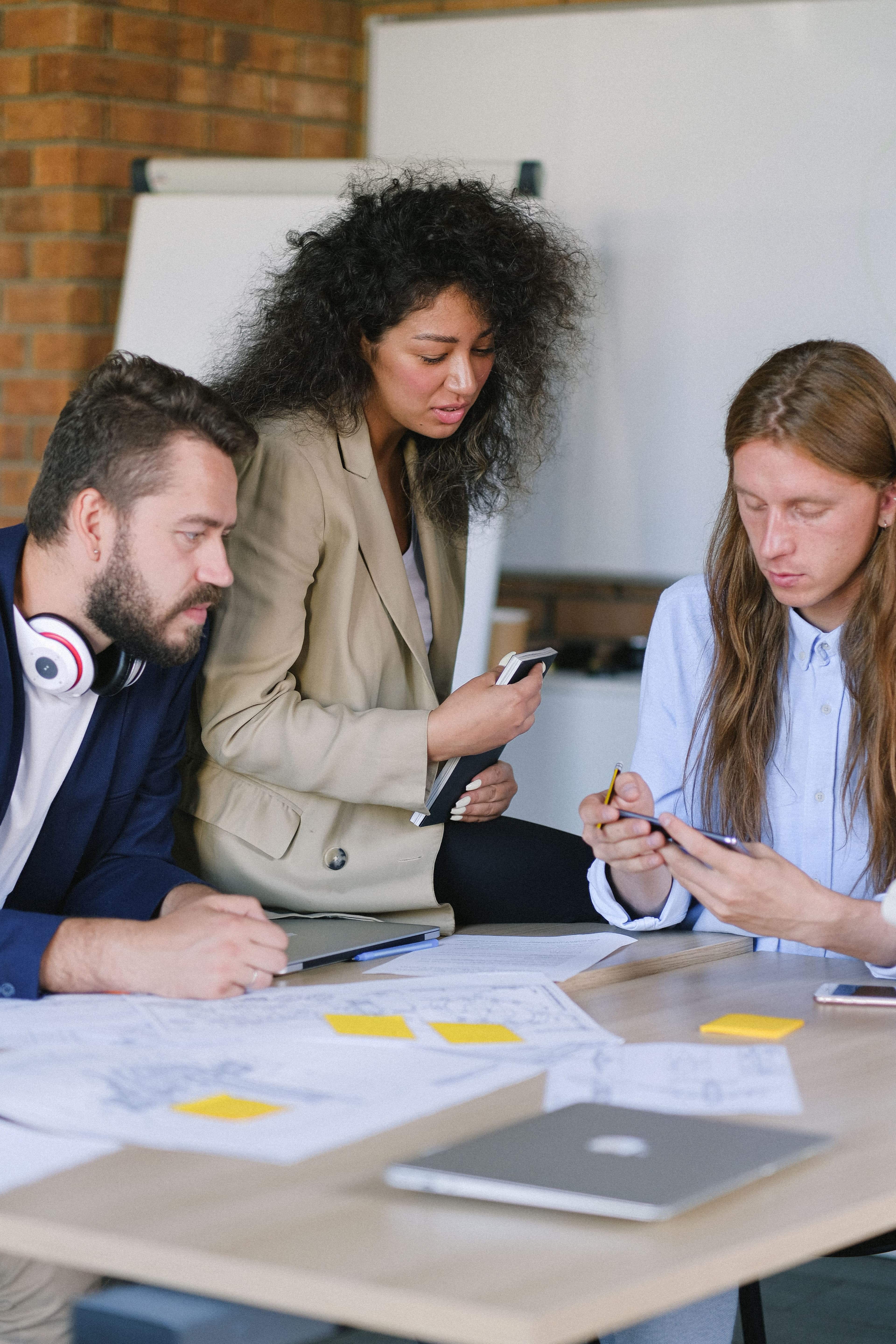 Equipe usando smartphones para planejar em grupo com apoio de IA