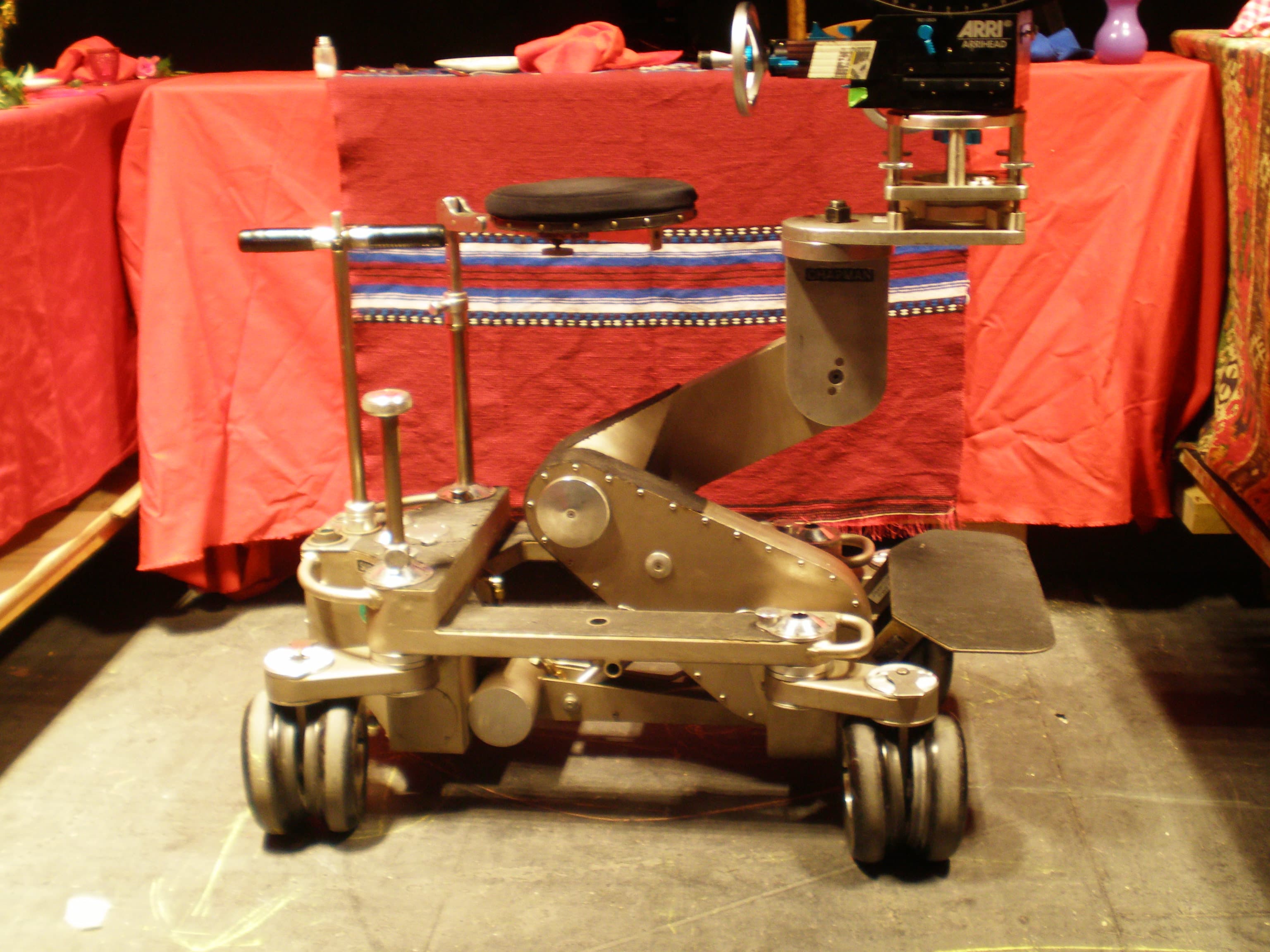Câmera dolly em set de filmagem, representando produção cinematográfica