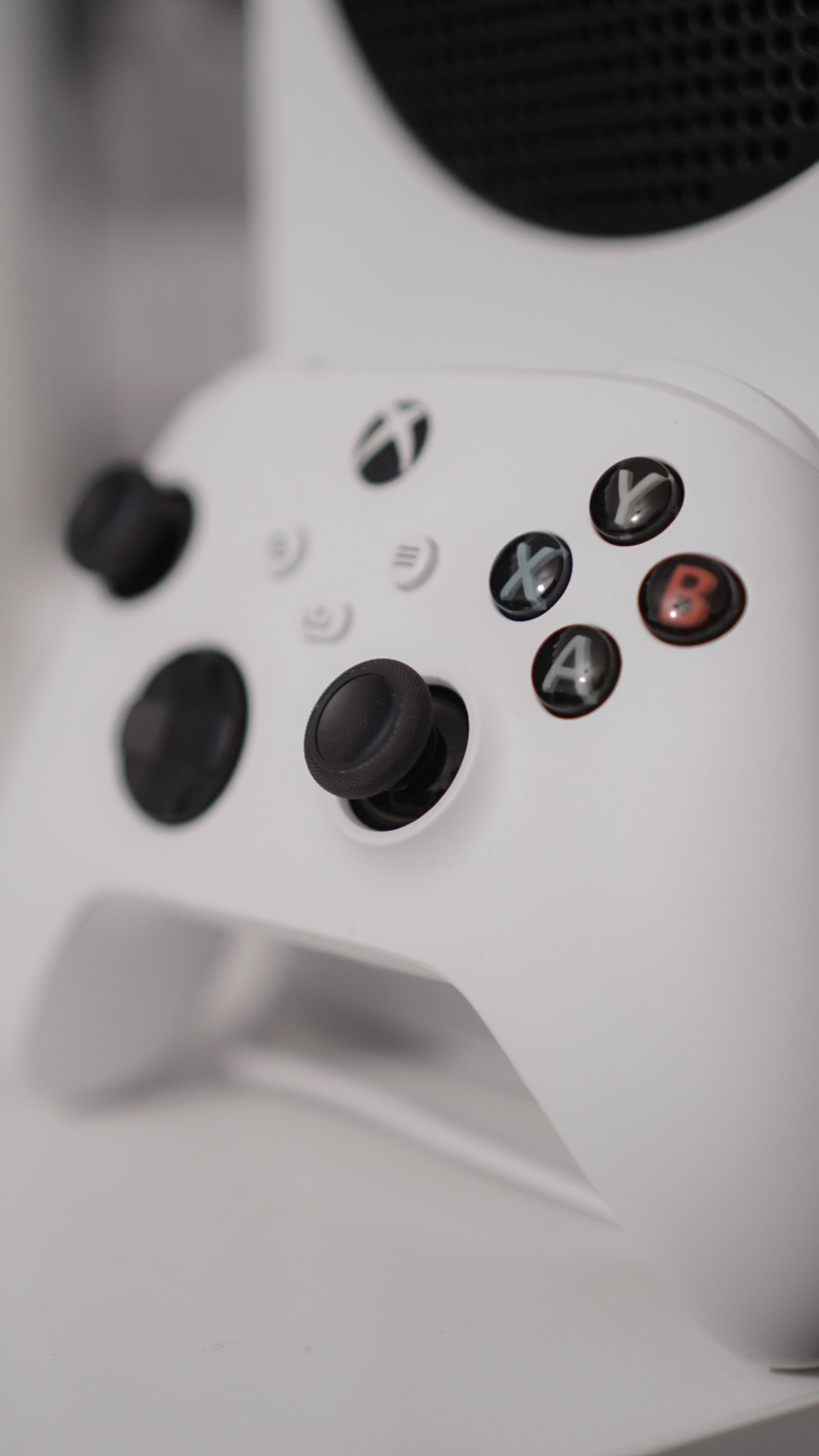 Logotipo do Xbox Labs em fundo preto, slogan Let's play with what's next