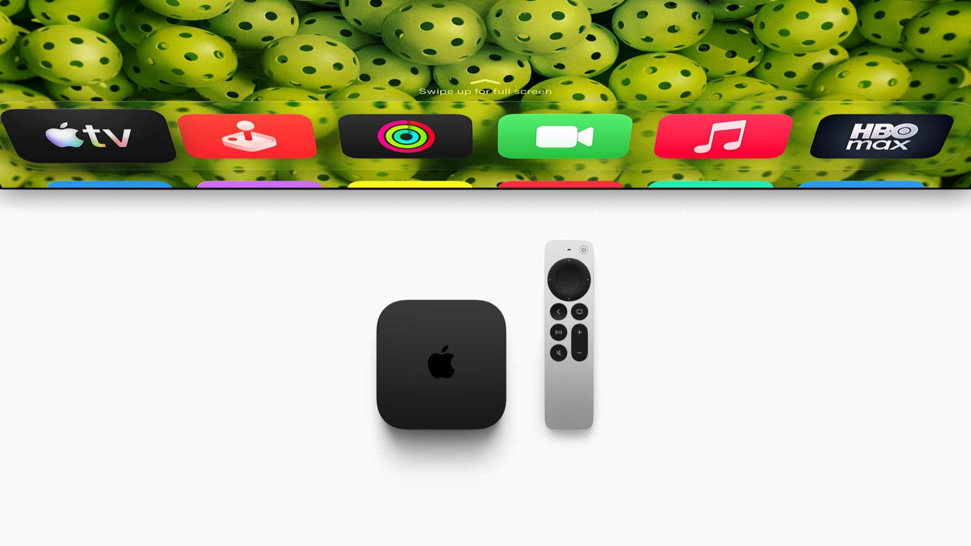 Apple TV 4K com Siri Remote em frente à TV, interface com apps visível