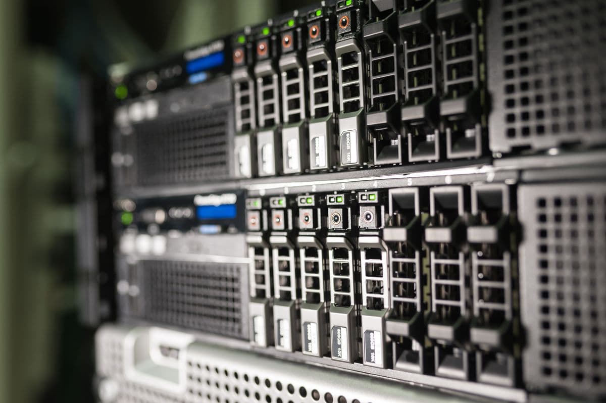Racks de servidores simbolizando capacidade e estabilidade