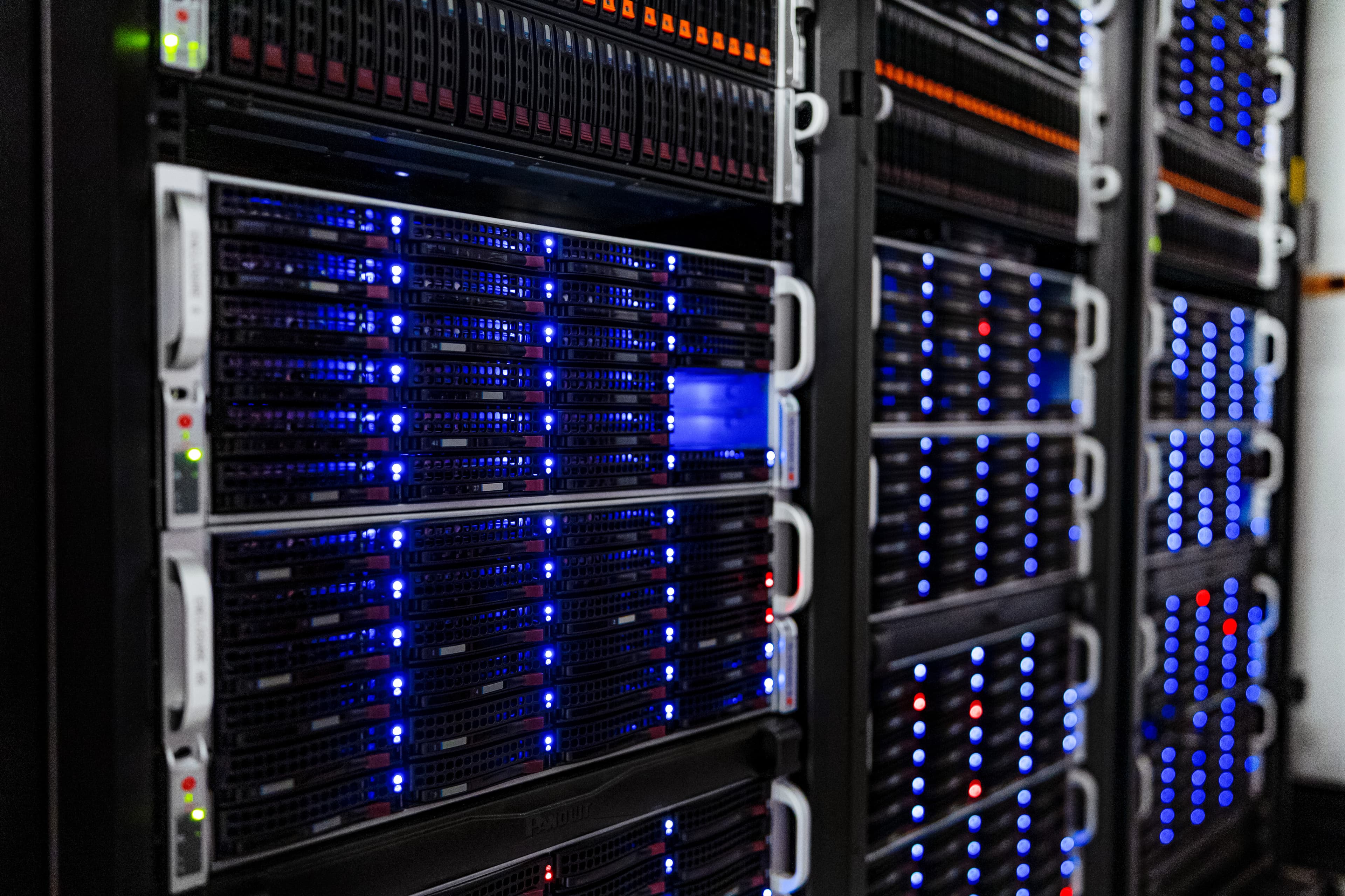 Racks de servidores iluminados em data center