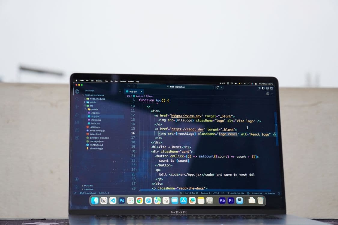 Notebook exibindo código em ambiente externo, simbolizando programação com IA