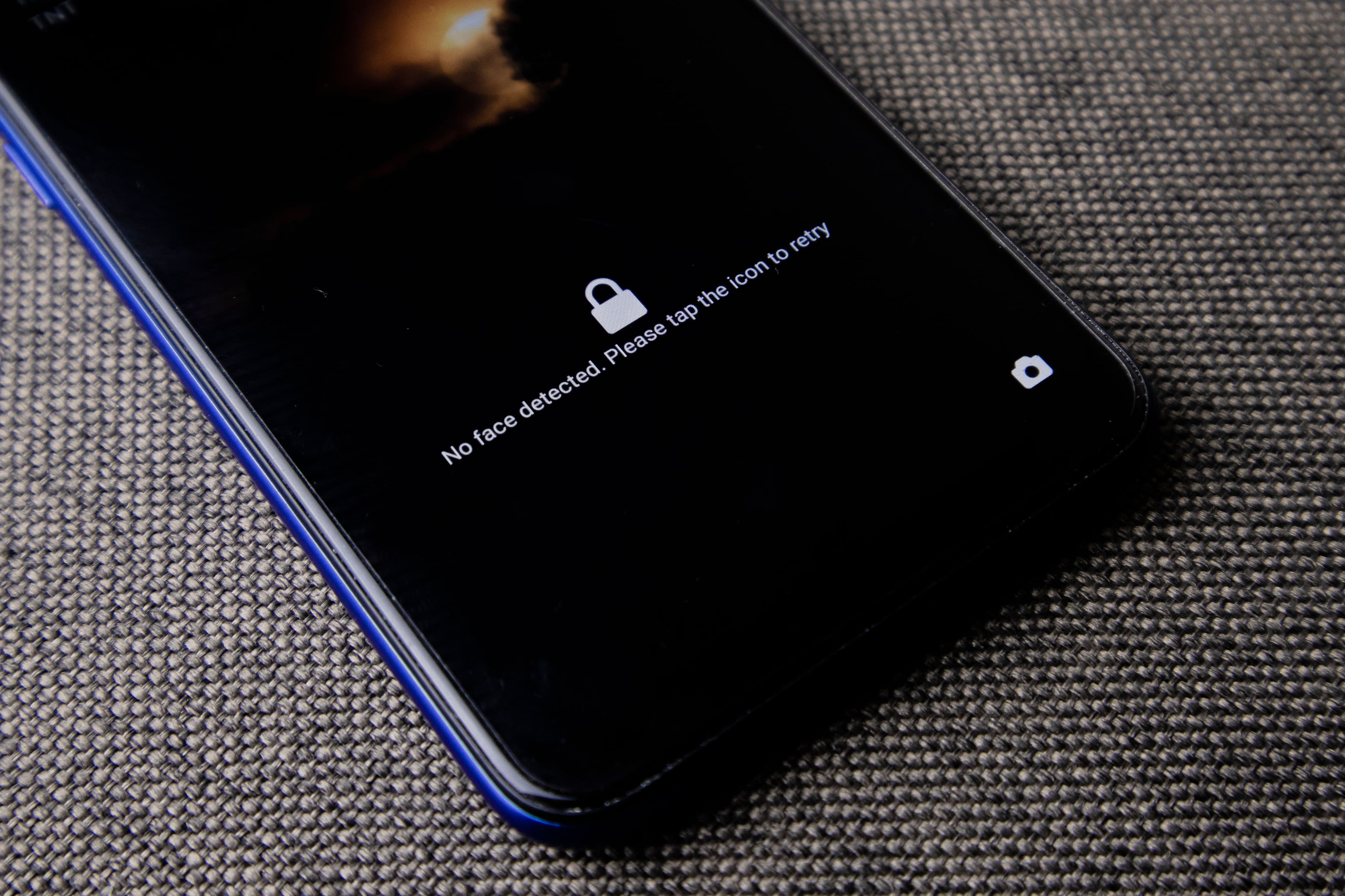Close do smartphone exibindo mensagem de bloqueio na tela, ilustrando privacidade e segurança