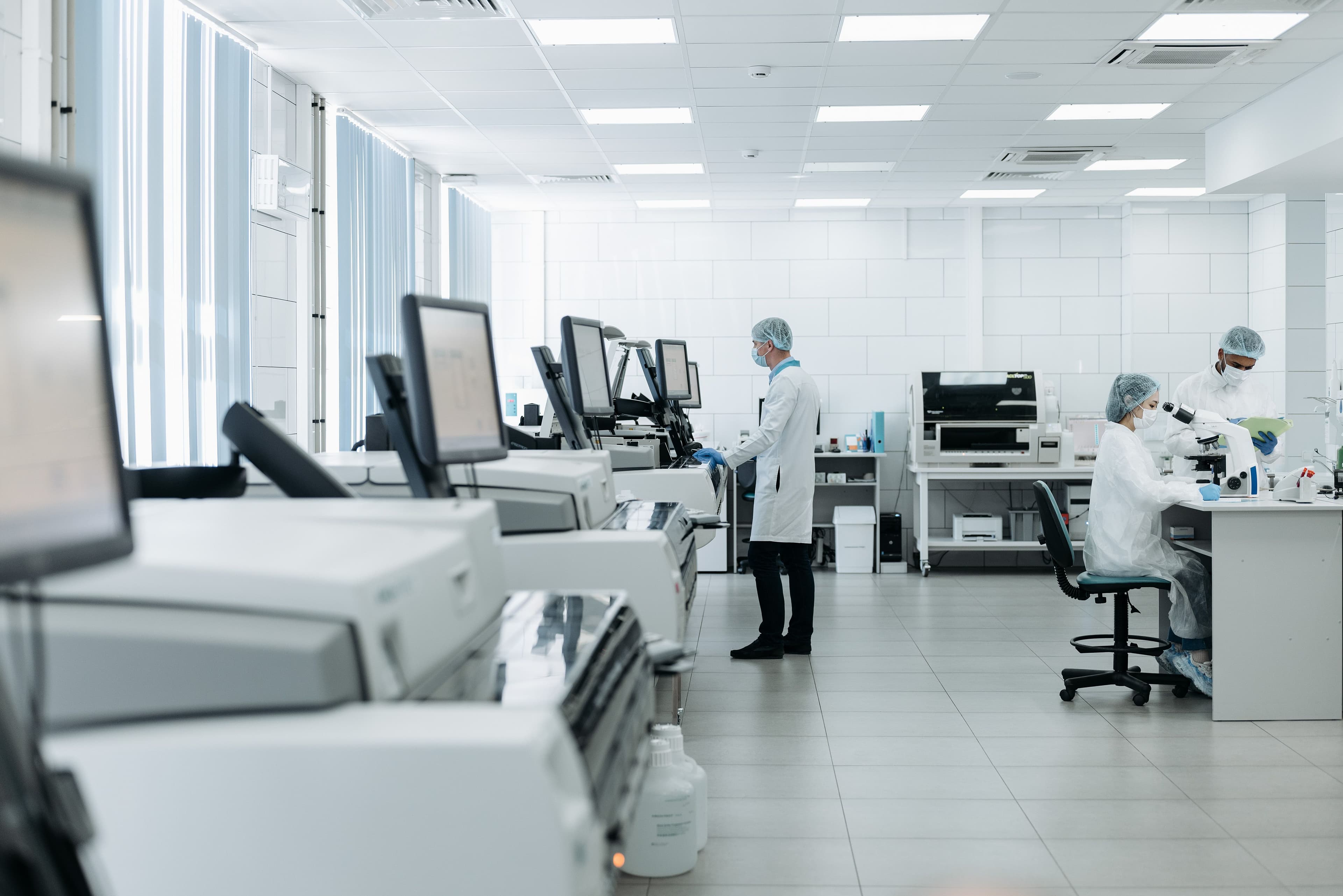 Cientistas em laboratório com equipamentos de análise