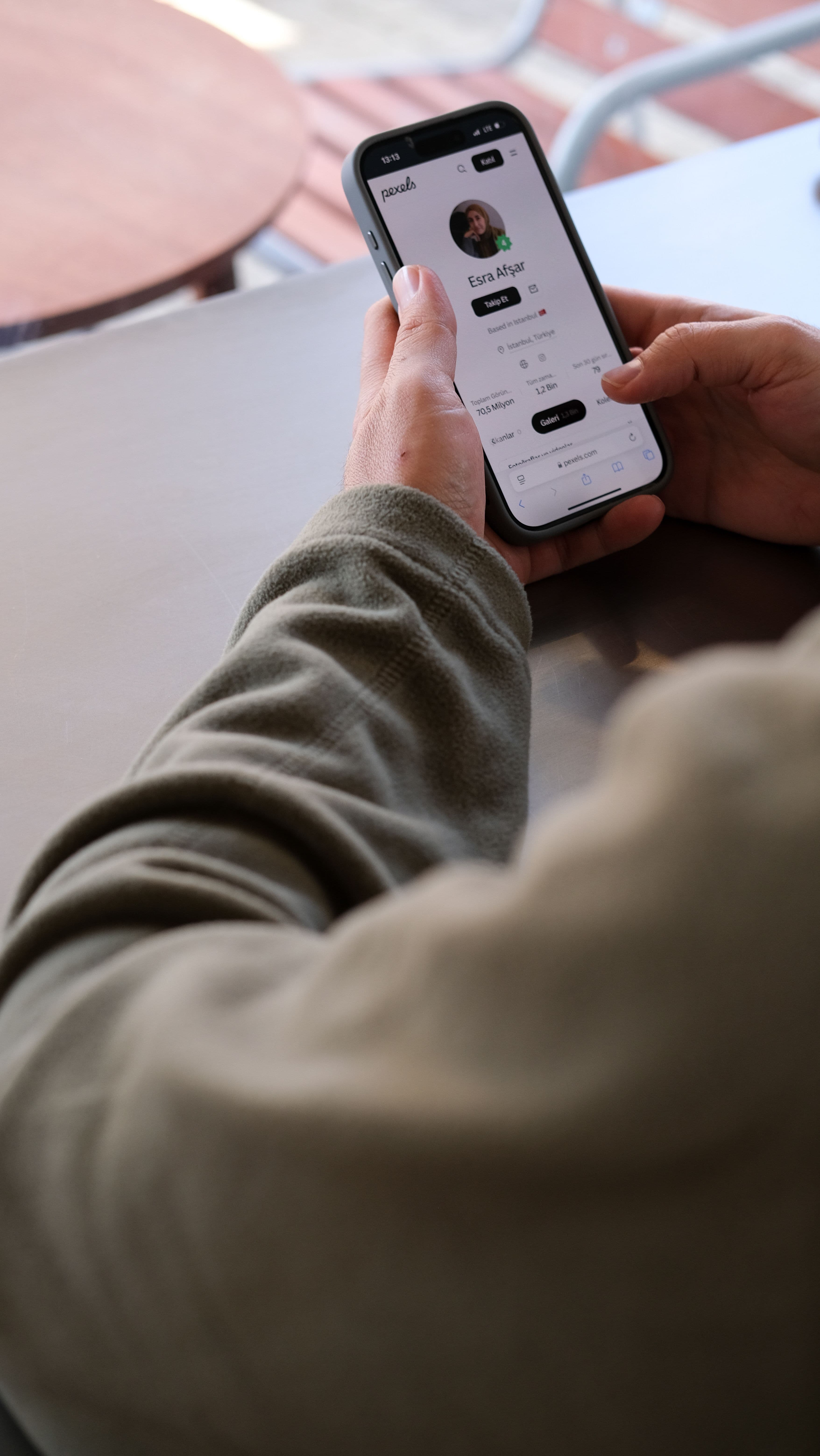 Pessoa usando smartphone com feed social aberto