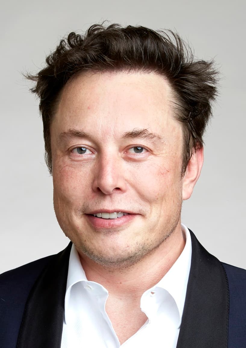 Retrato de Elon Musk em 2018, fundo claro, close no rosto