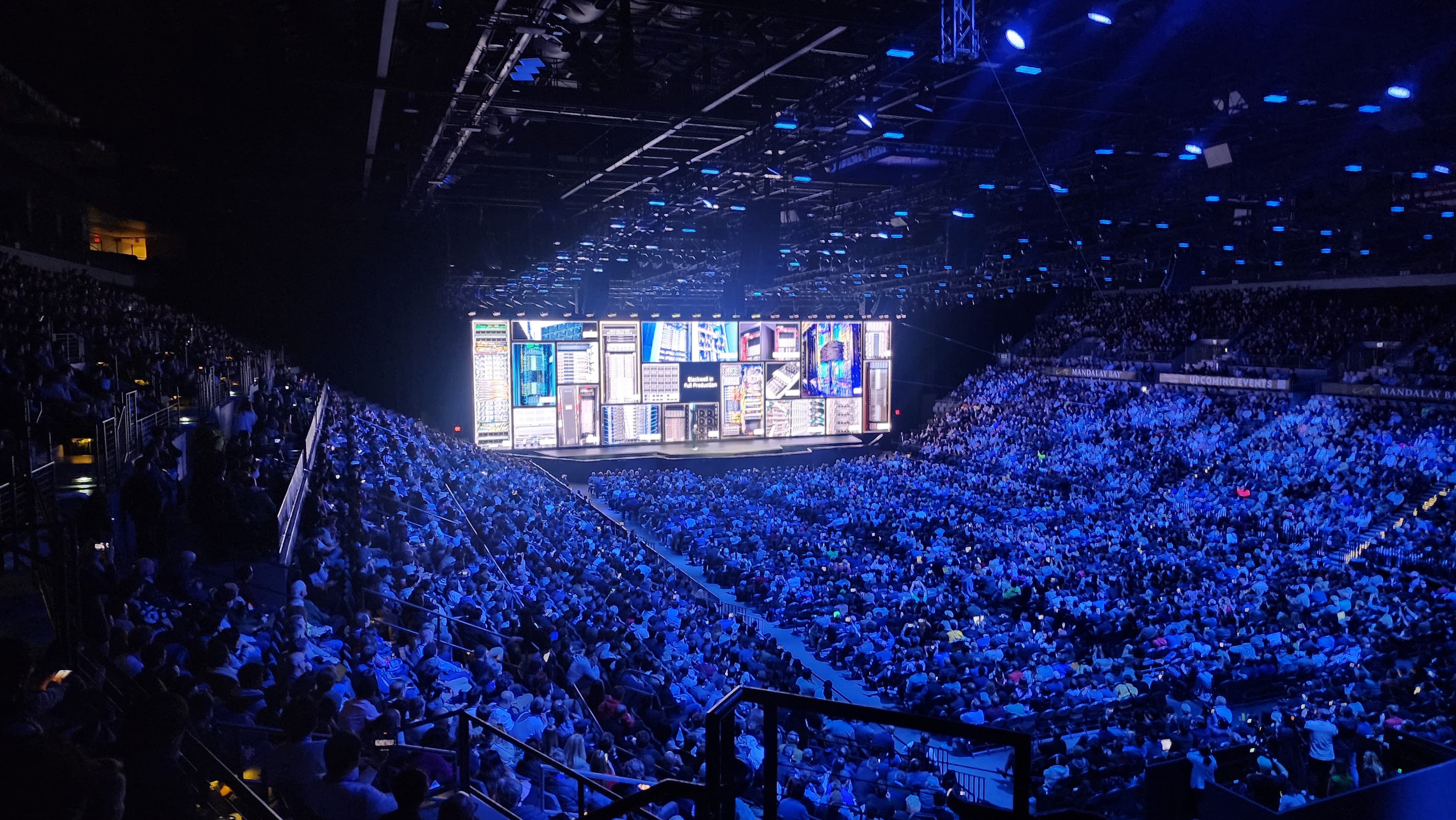 Jensen Huang no palco durante keynote da Nvidia no CES 2025