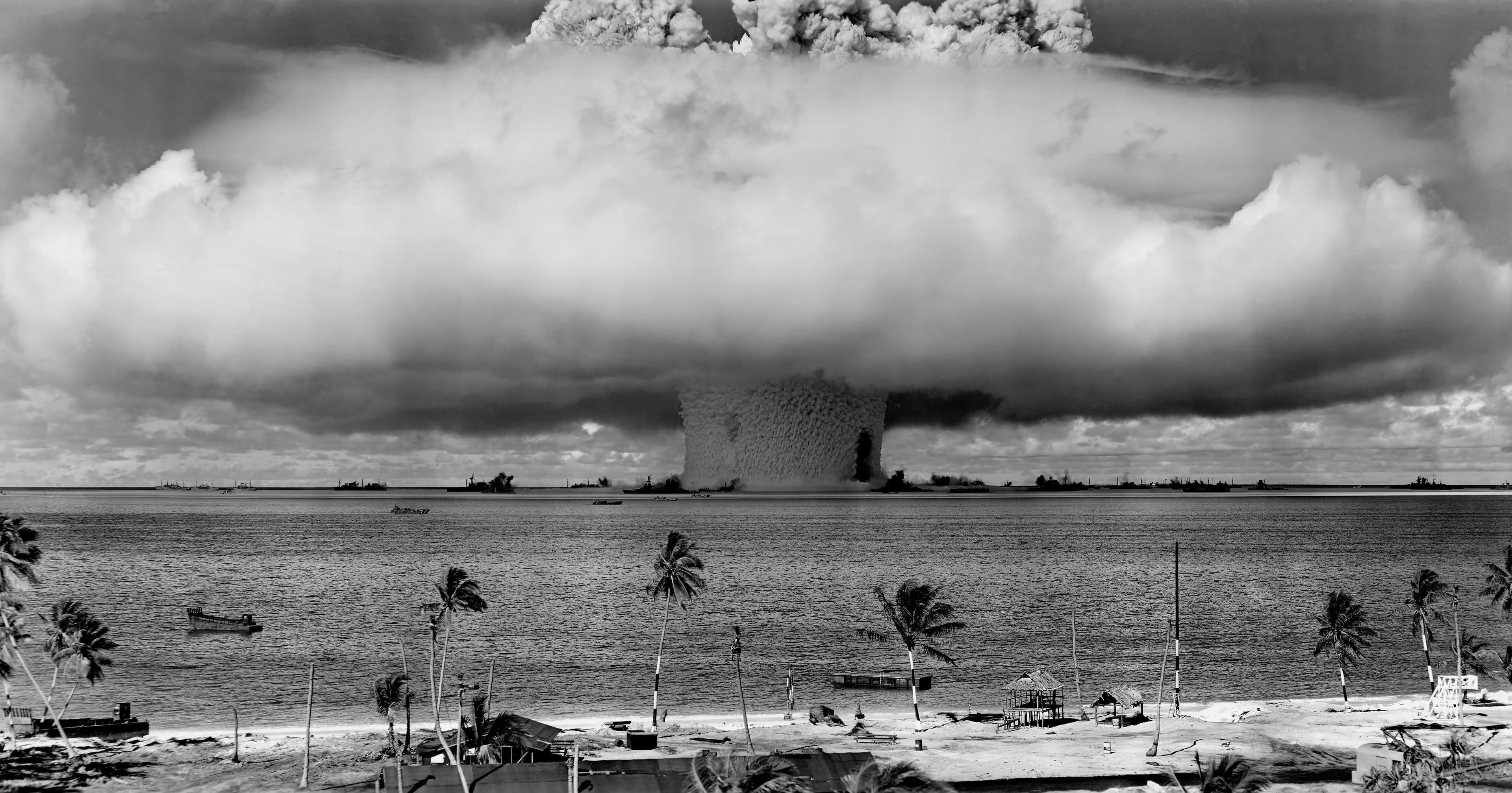 Explosão nuclear subaquática durante a Operação Crossroads no Atol de Bikini, 1946