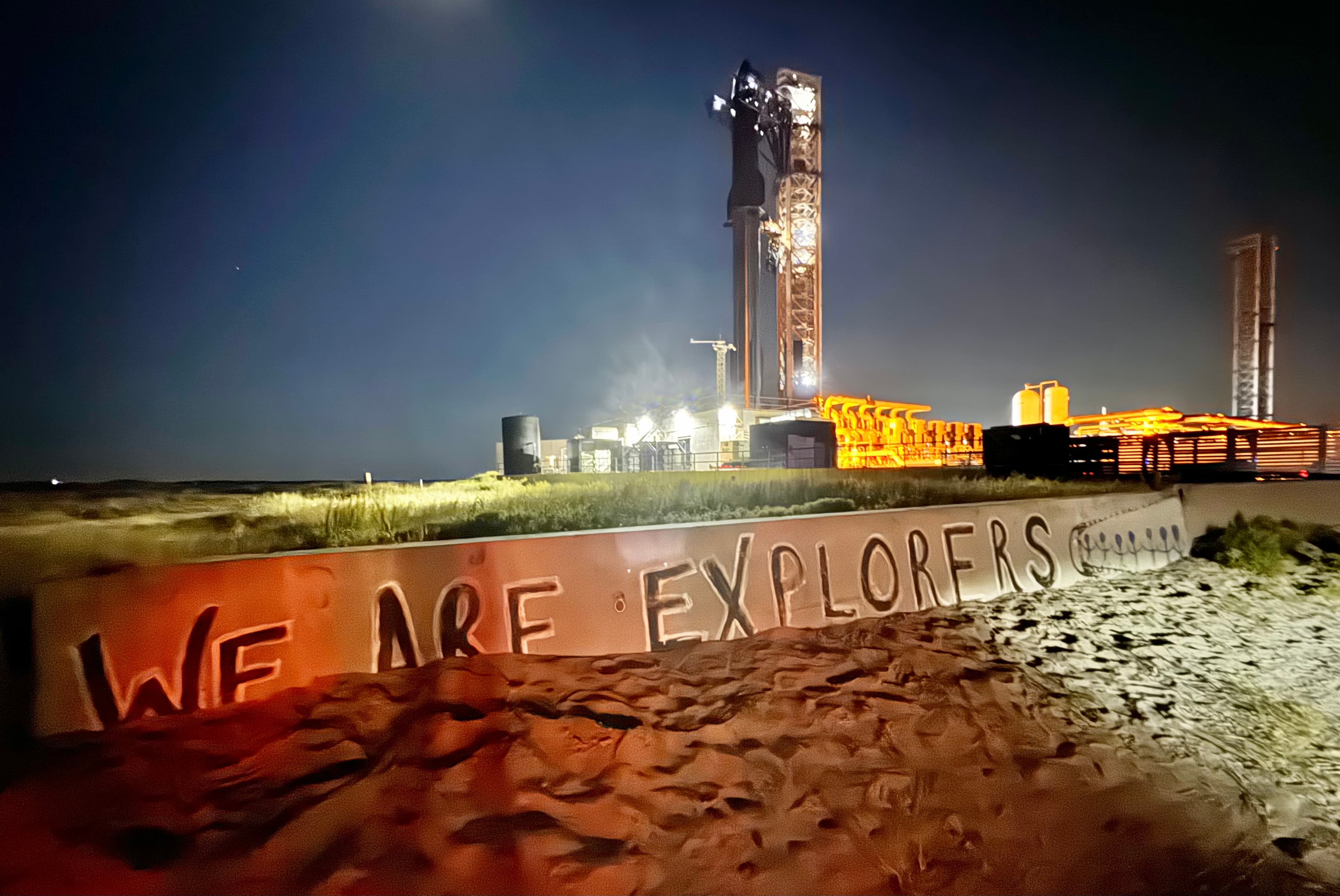 Foguete SpaceX Starship iluminado no pad de lançamento em Boca Chica