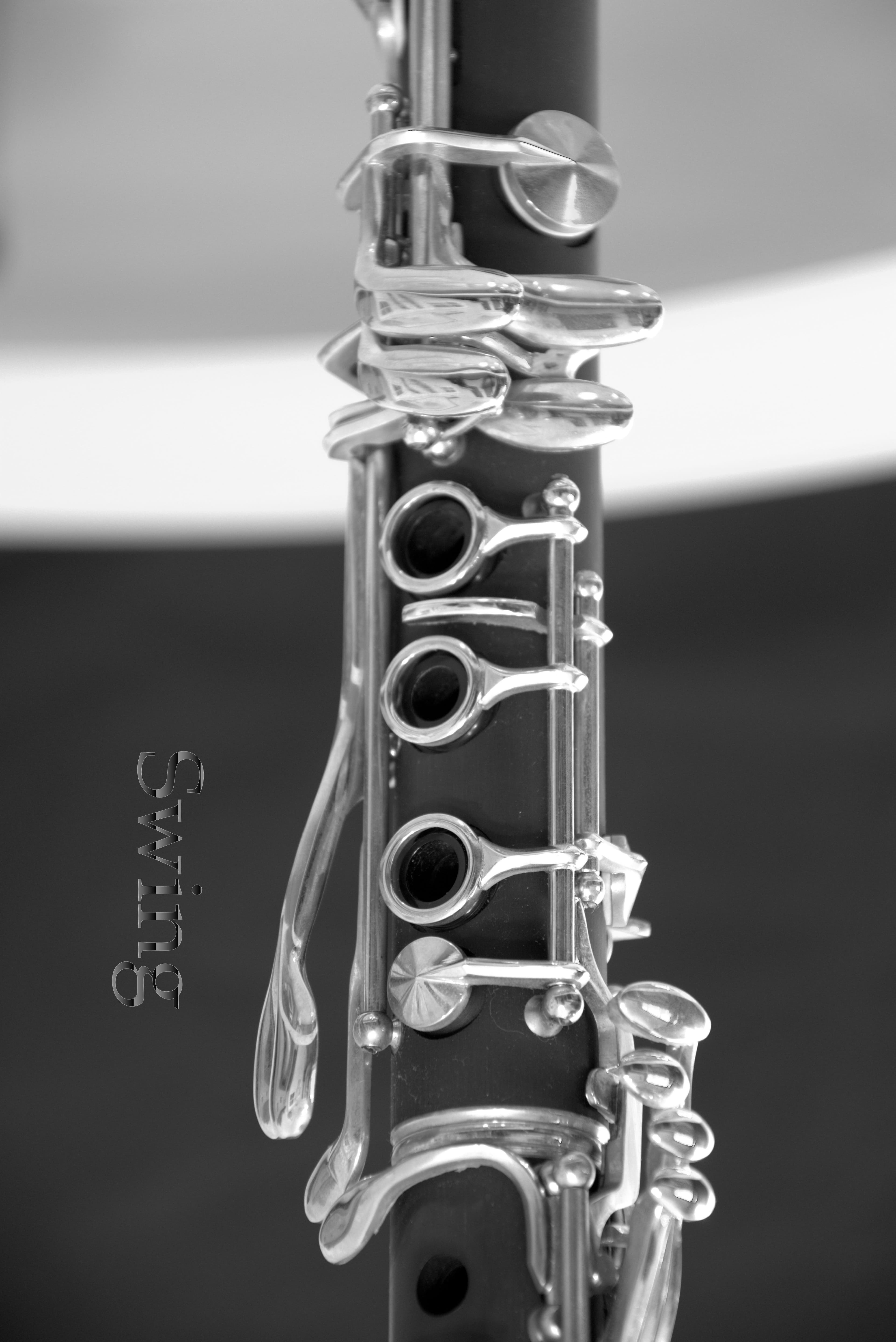 Detalhe de clarinete em close, chaves metálicas em foco