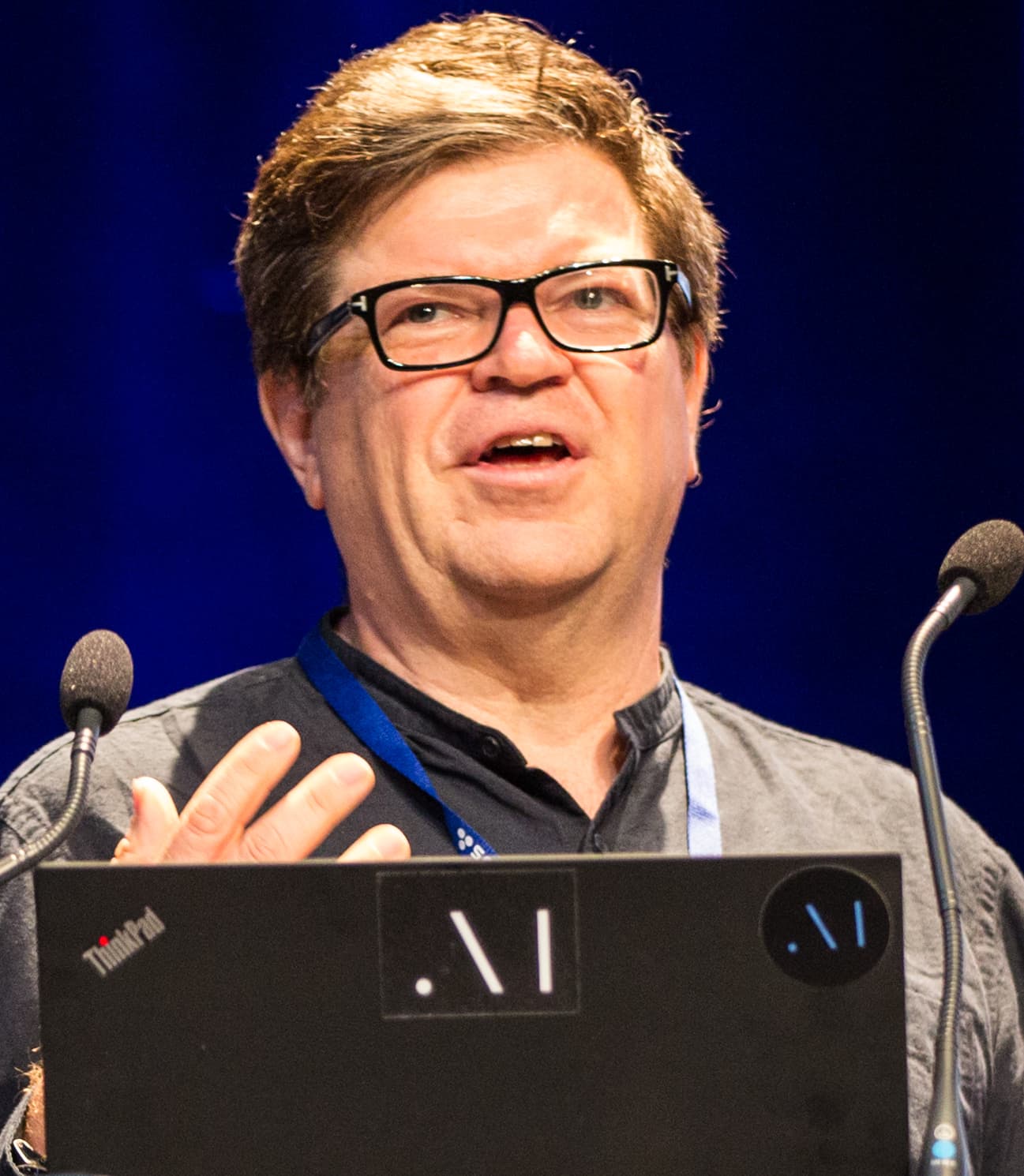 Yann LeCun em palestra, close no palco