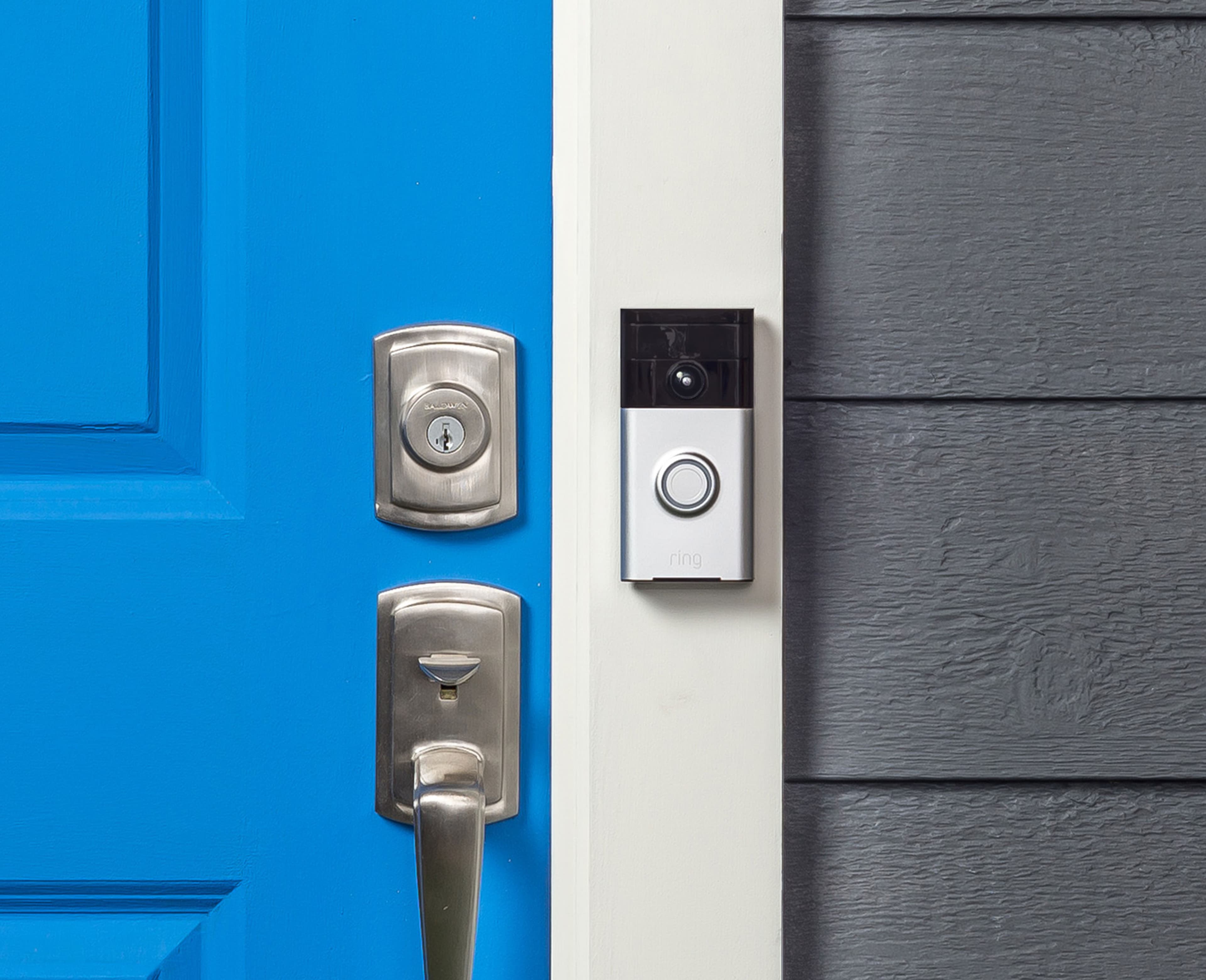 Ring Video Doorbell instalado em batente de porta azul
