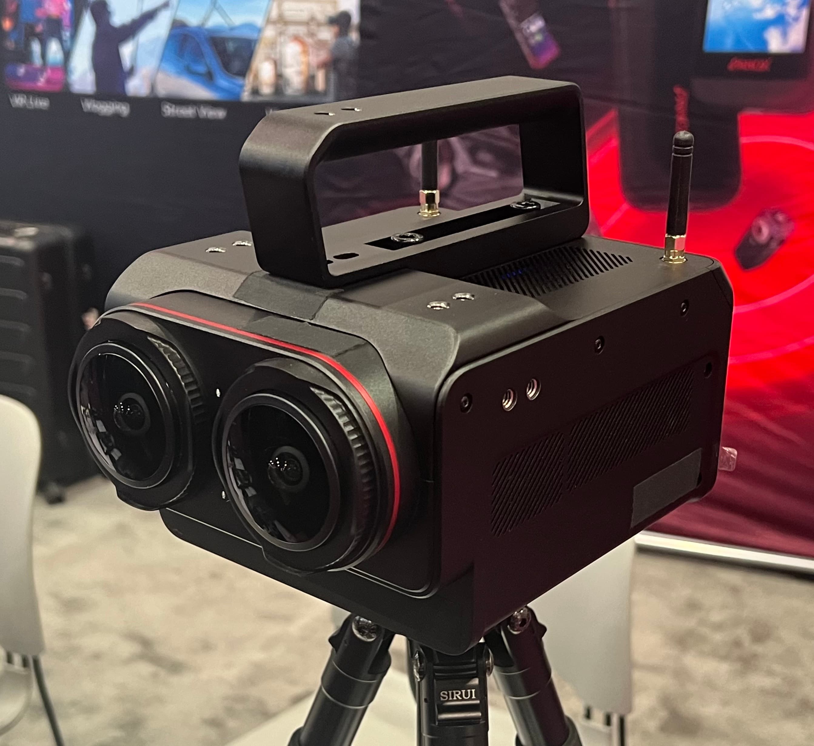 Câmera de live streaming VR180 posicionada em tripé