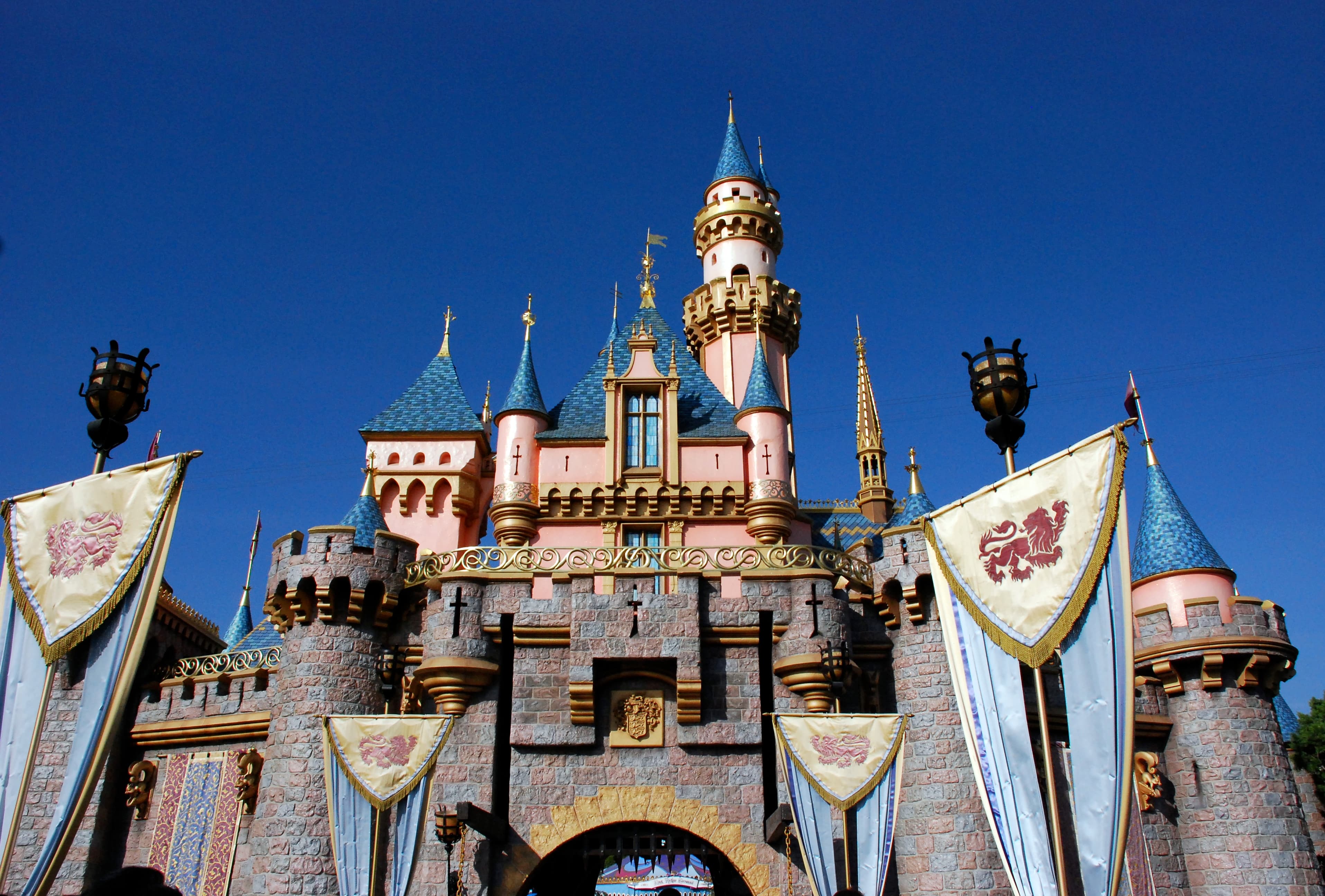 Foto do Sleeping Beauty Castle no Disneyland Park, representando o universo Disney