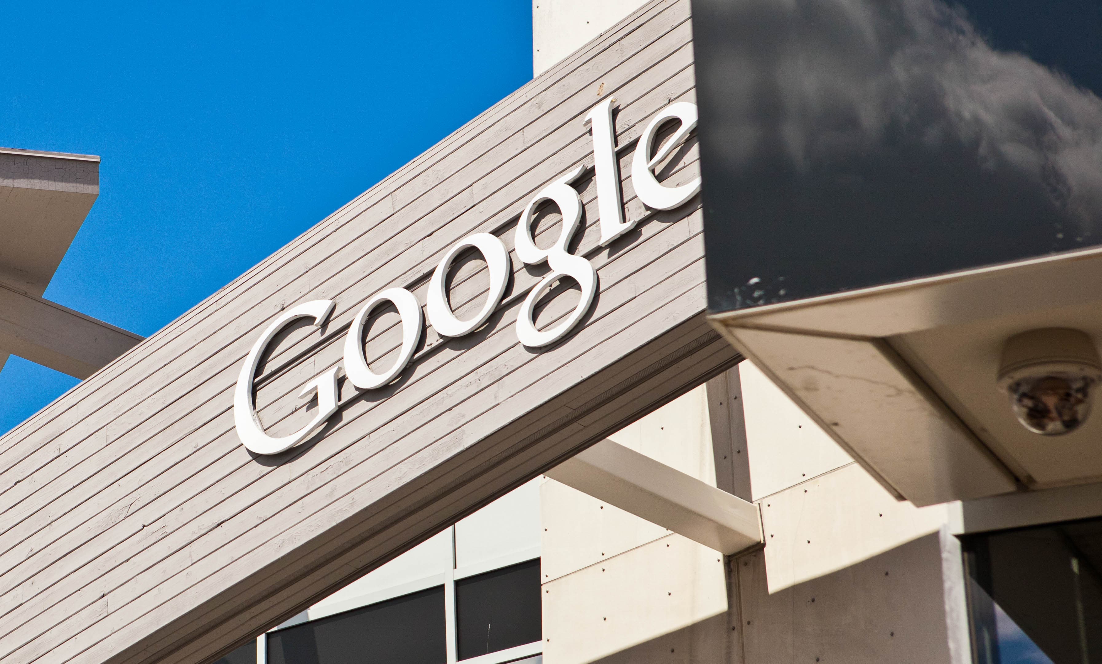 Logotipo do Google em estrutura do campus, foto em close