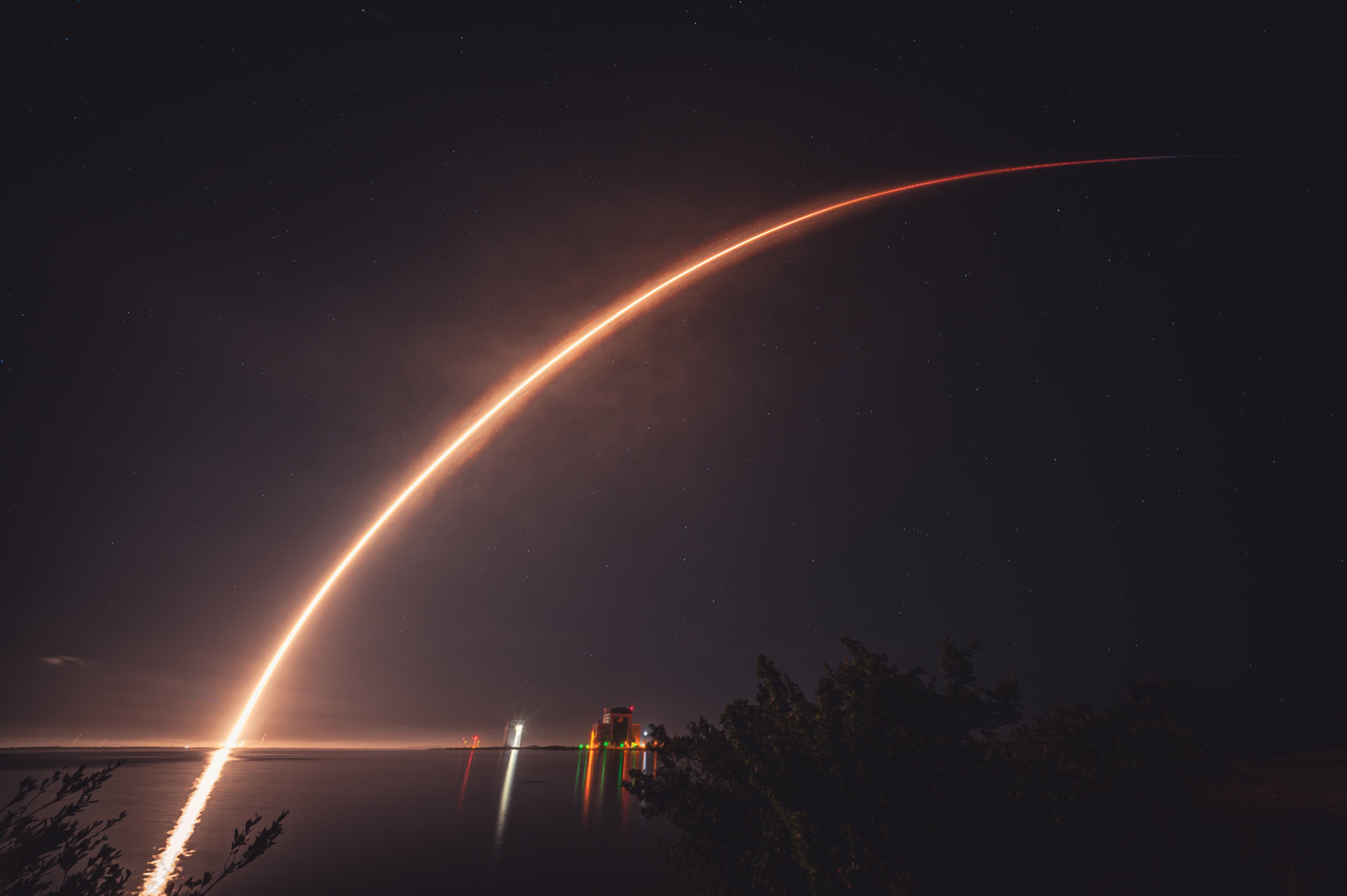 Falcon 9 decolando, simbolizando acesso a órbita para data centers espaciais