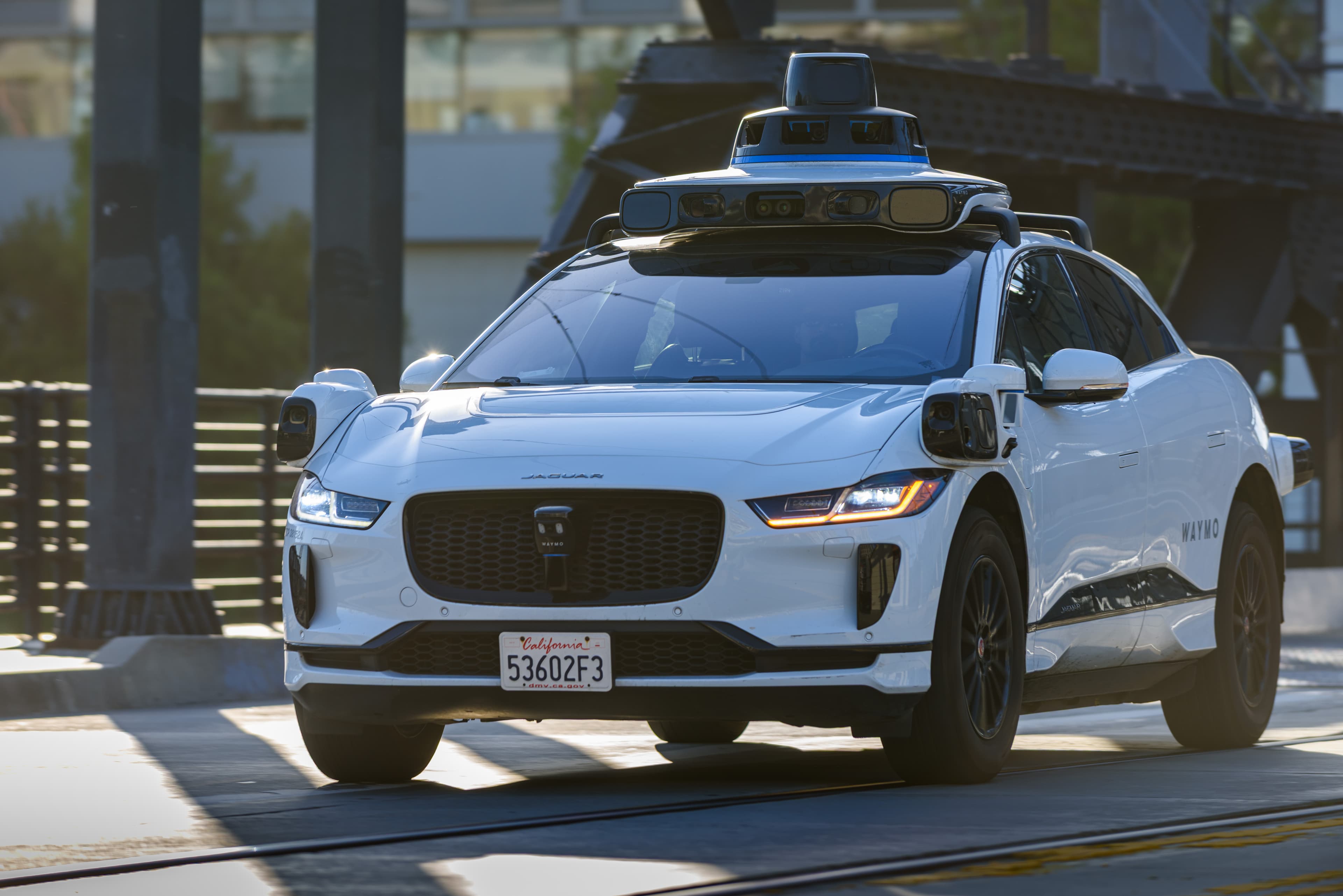 Waymo Jaguar I-Pace com sensores do sistema de condução autônoma