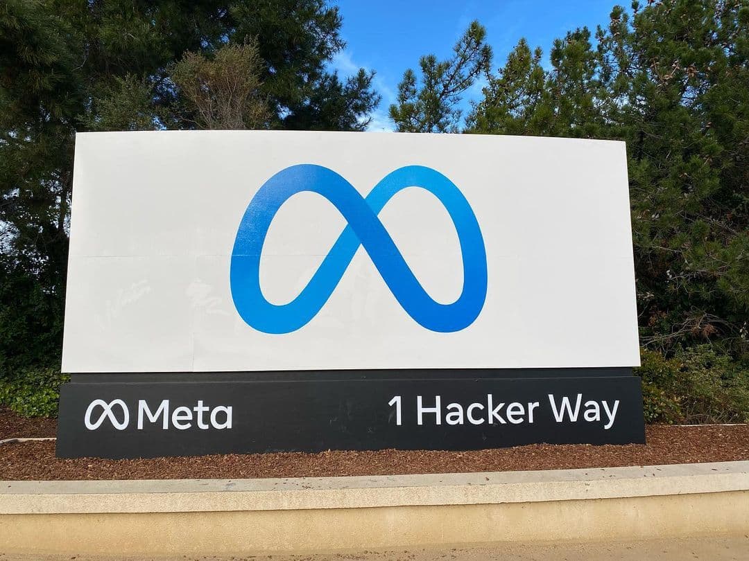 Placa com o logotipo da Meta em frente ao HQ em Menlo Park