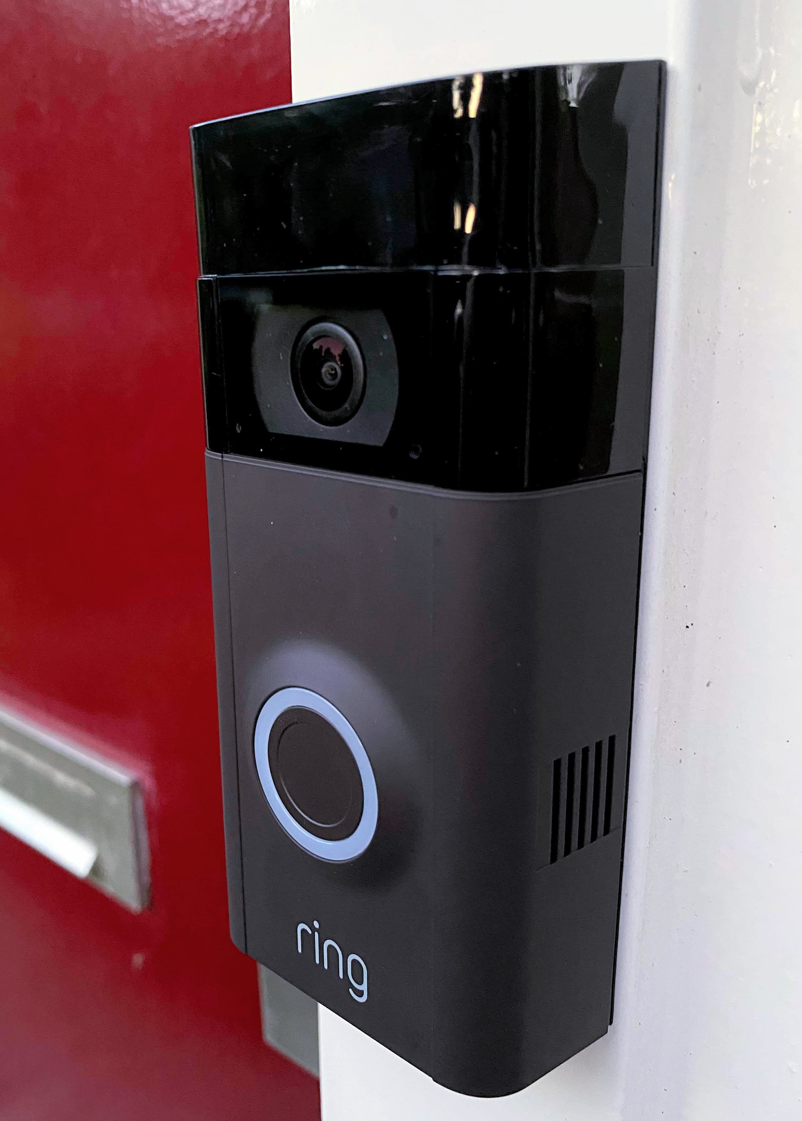 Dispositivo Ring Video Doorbell instalado em uma porta vermelha