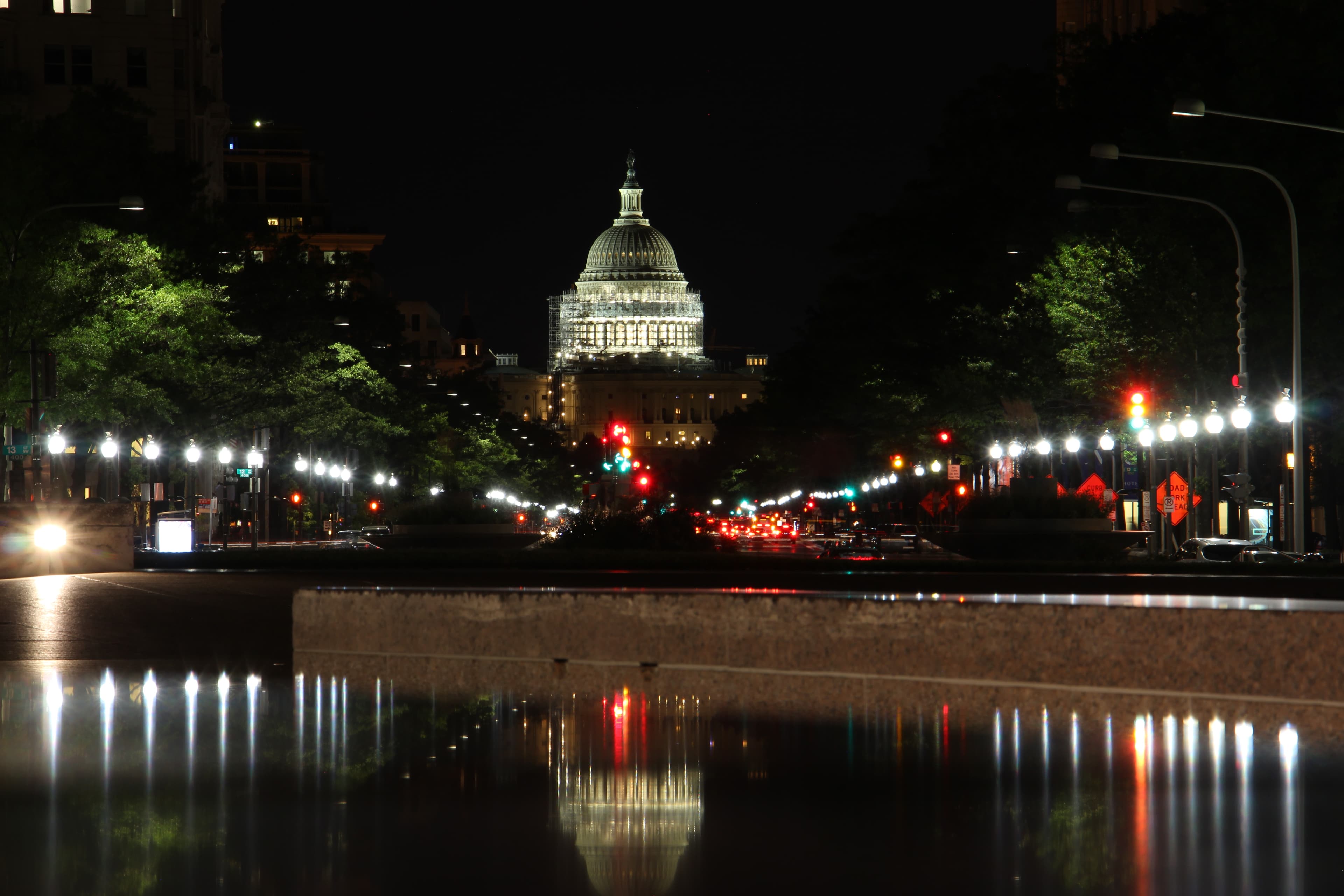 Cúpula do Capitólio dos EUA iluminada à noite vista da Freedom Plaza